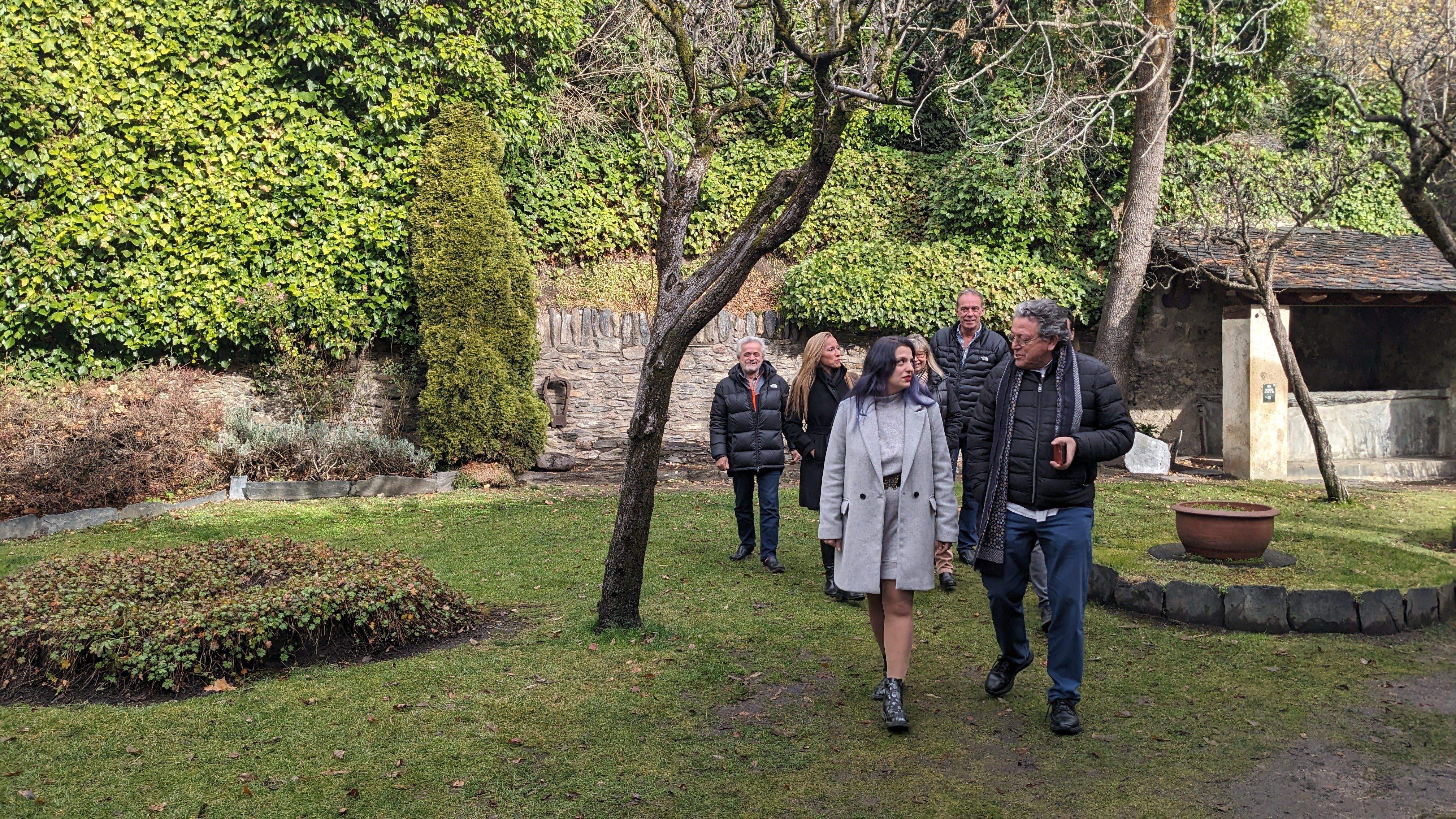 Marlene Maldonado amb Enric Dolsa als jardins de Casa d'Areny-Plandolit