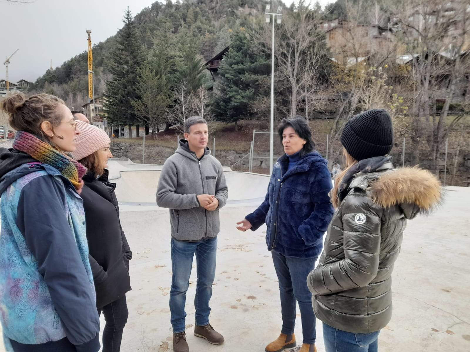 Eva Sansa i Roger Fité amb altres membres de la llista al parc de Santa Caterina.