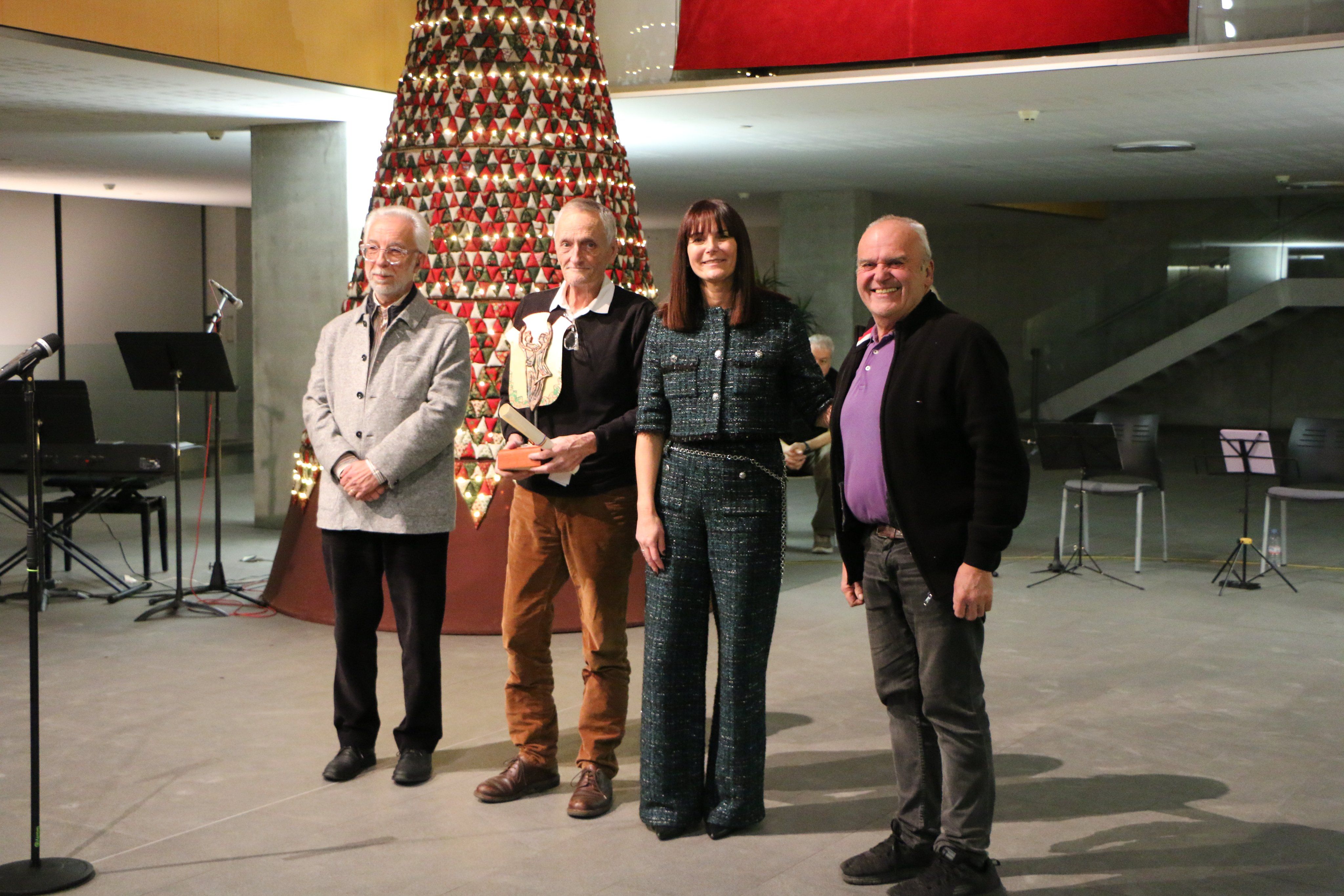 Ubach, el segon per l'esquerra, en el moment de rebre el premi Àgora Cultural.