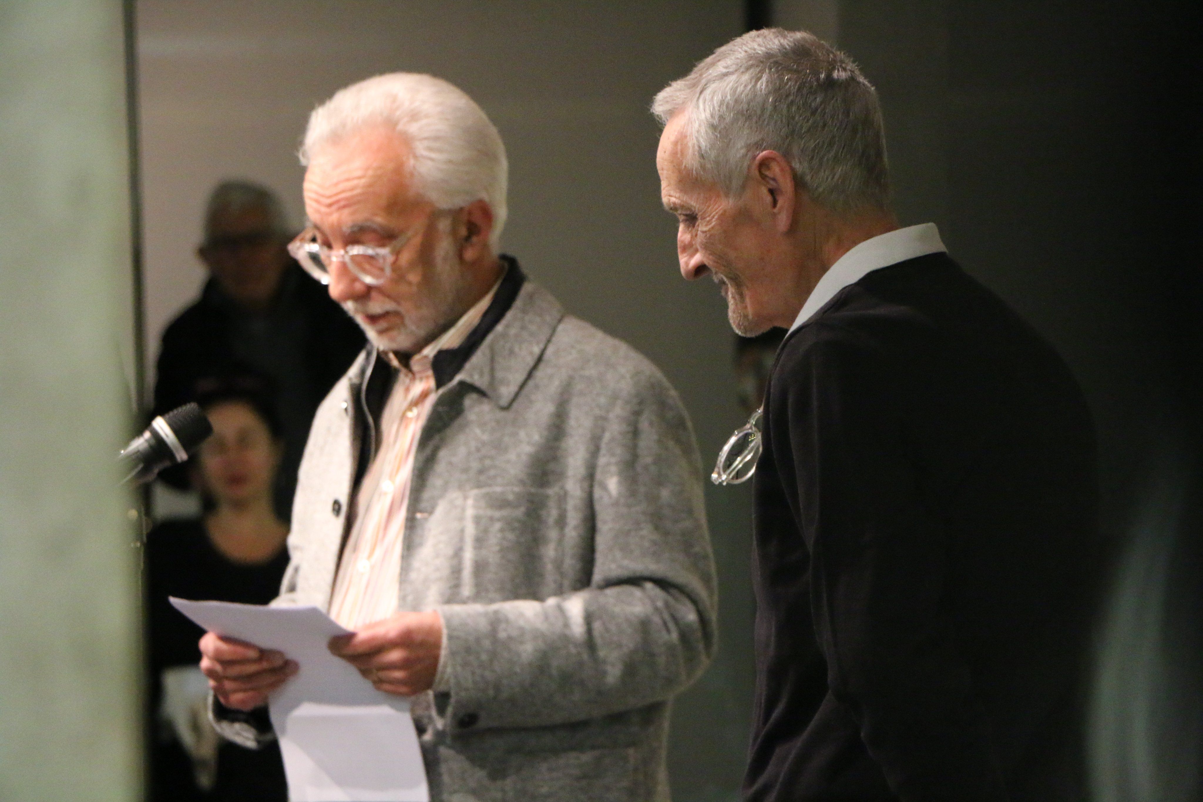 Francesc Rodríguez llegint la glossa sobre Ubach, que l'escolta al costat. Francesc Rodríguez llegint la glossa sobre Ubach, que l'escolta al costat.