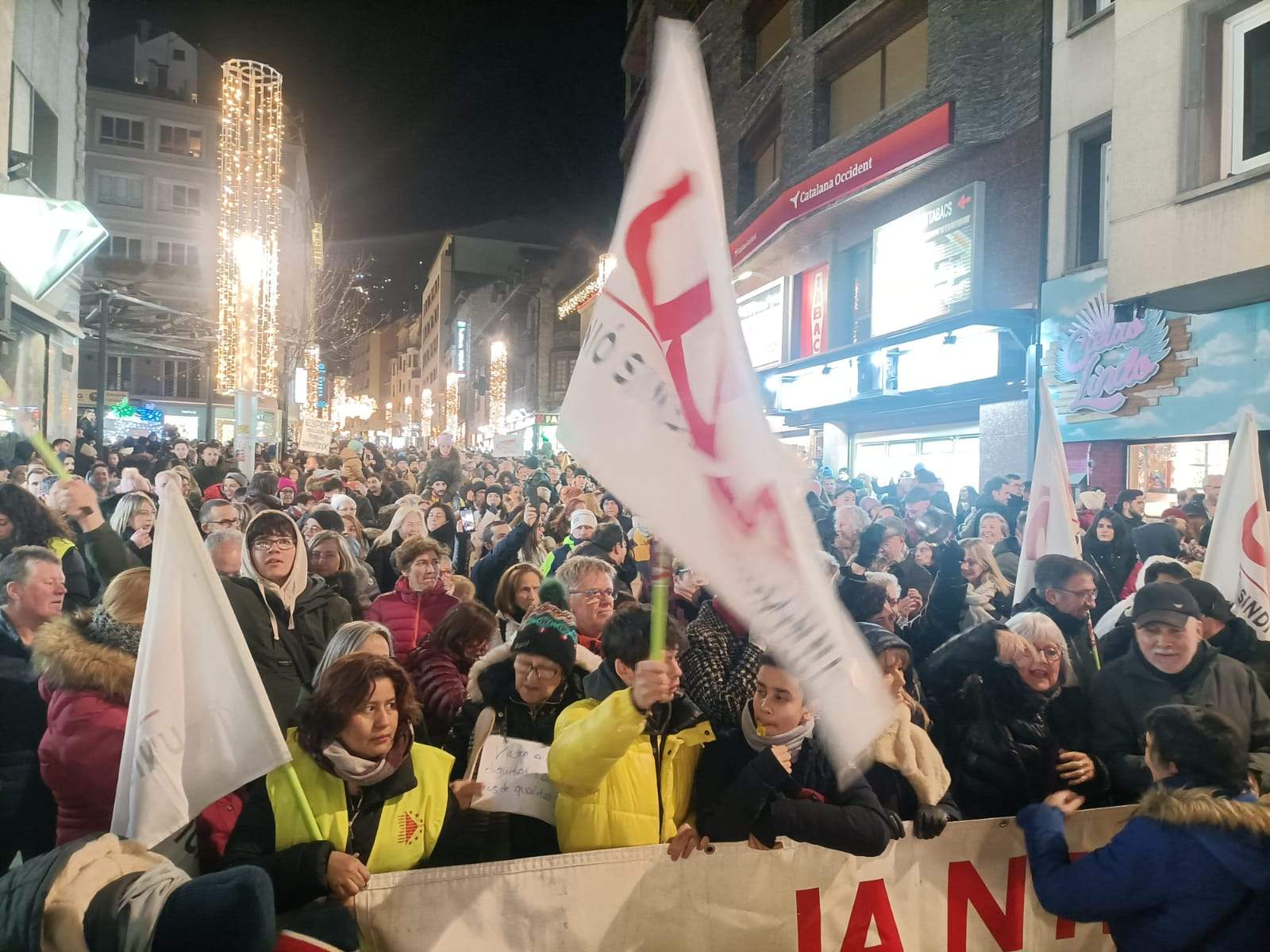 Imatges de la manifestació del 8-D per un habitatge digne.