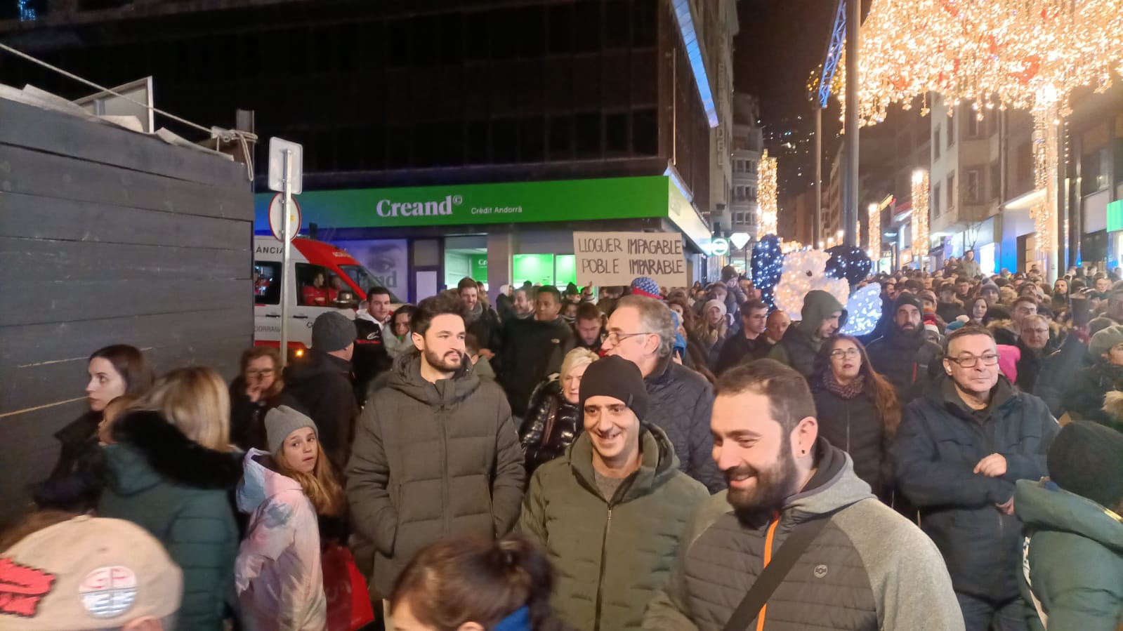 Cerni Escalé, cap de l'oposició parlamentària, entre els manifestants.