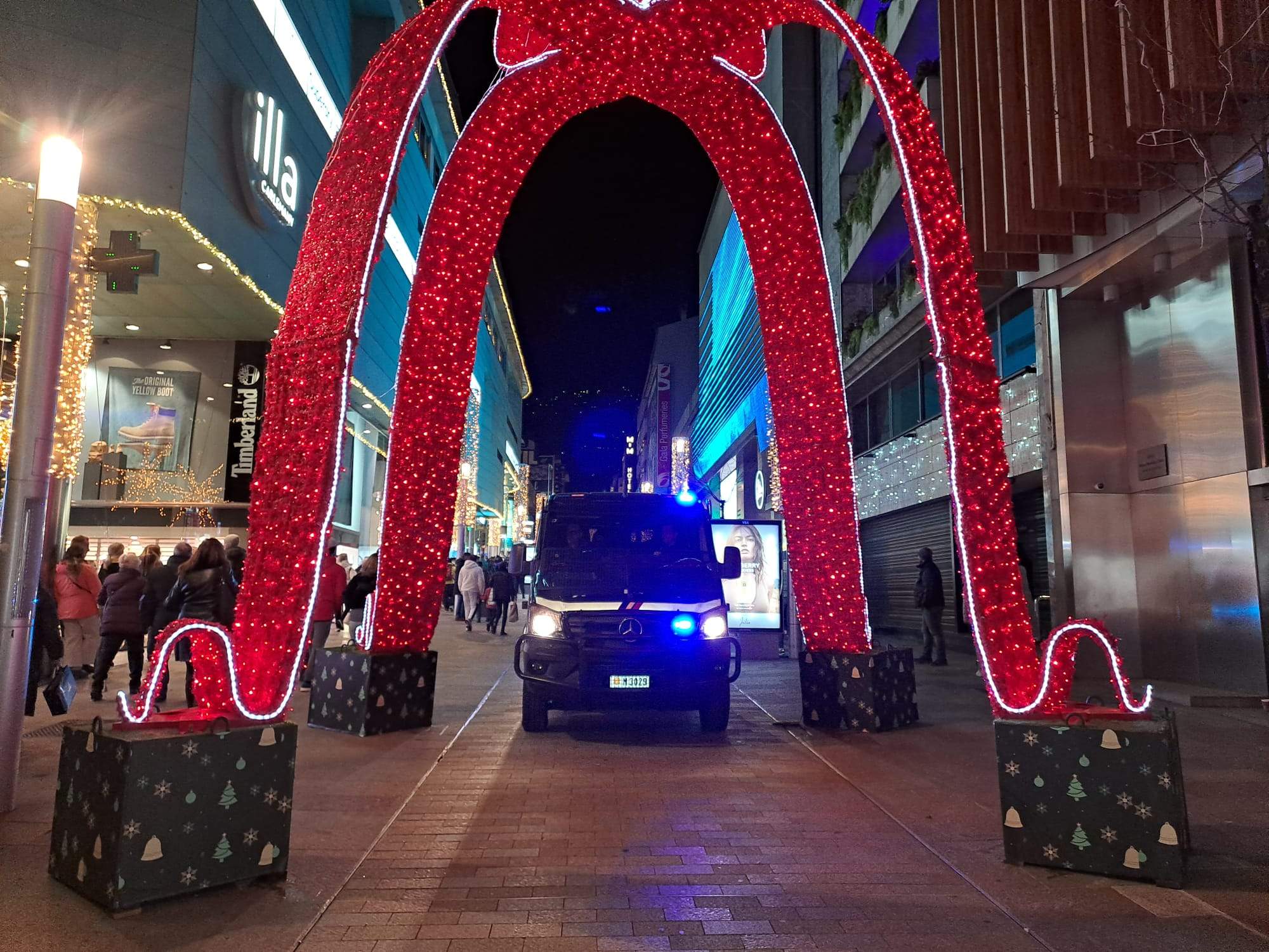 Un furgó policial esperant els manifestants al carrer de la Unió.