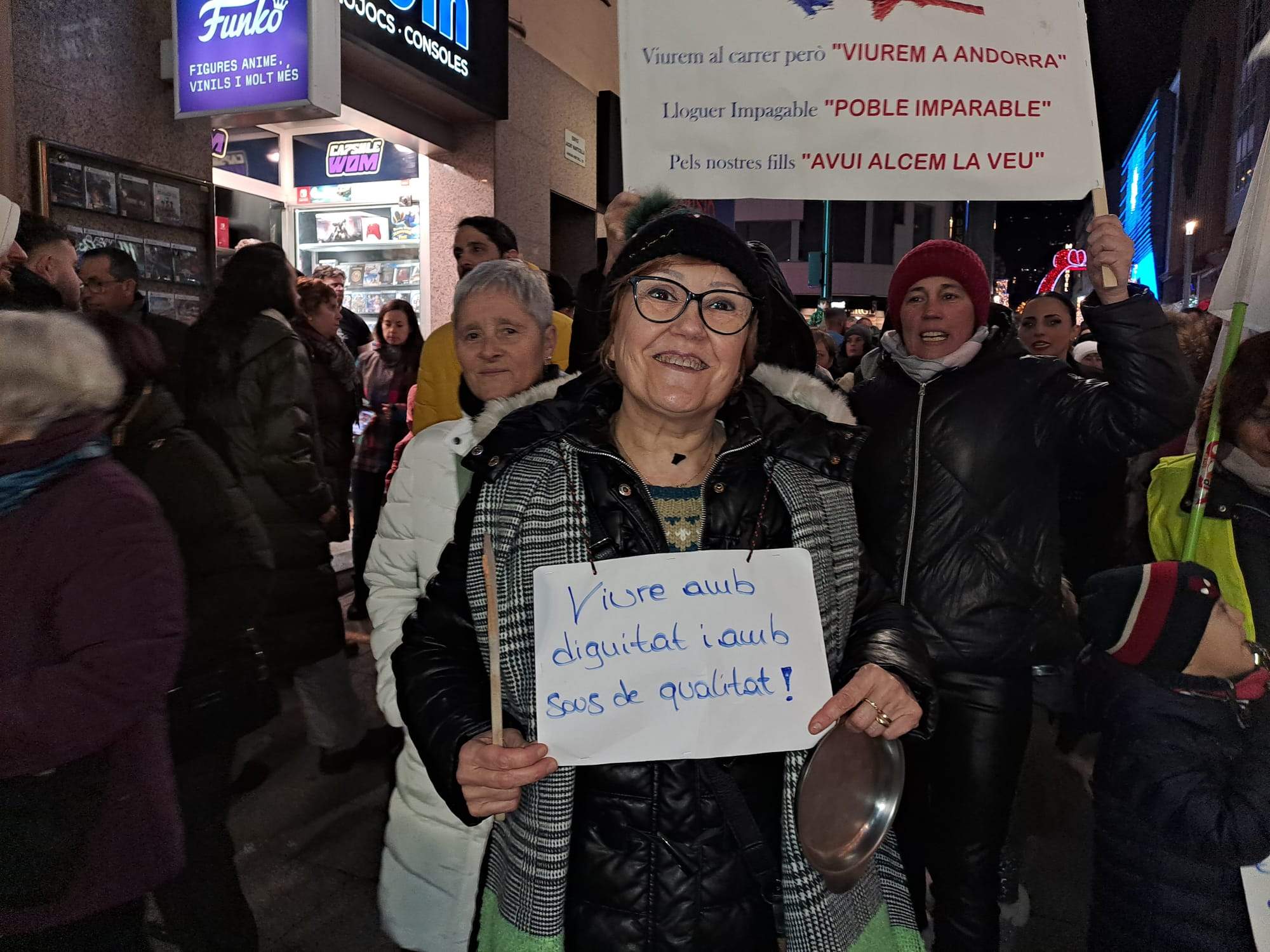 Una de les manifestants amb un rètol ben significatiu.