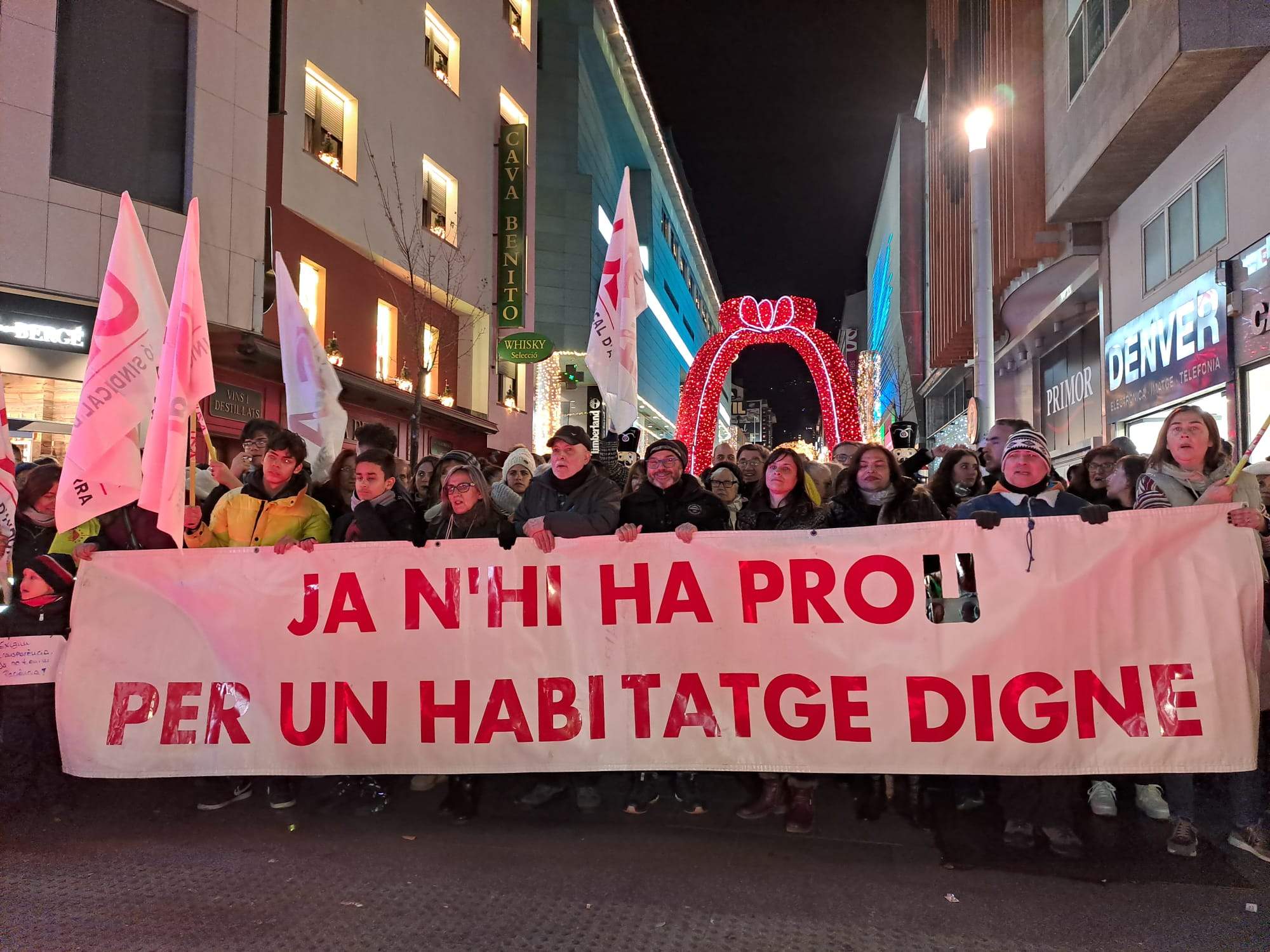 La capçalera de la manifestació del 8 de desembre havent passat el carrer de la Unió.