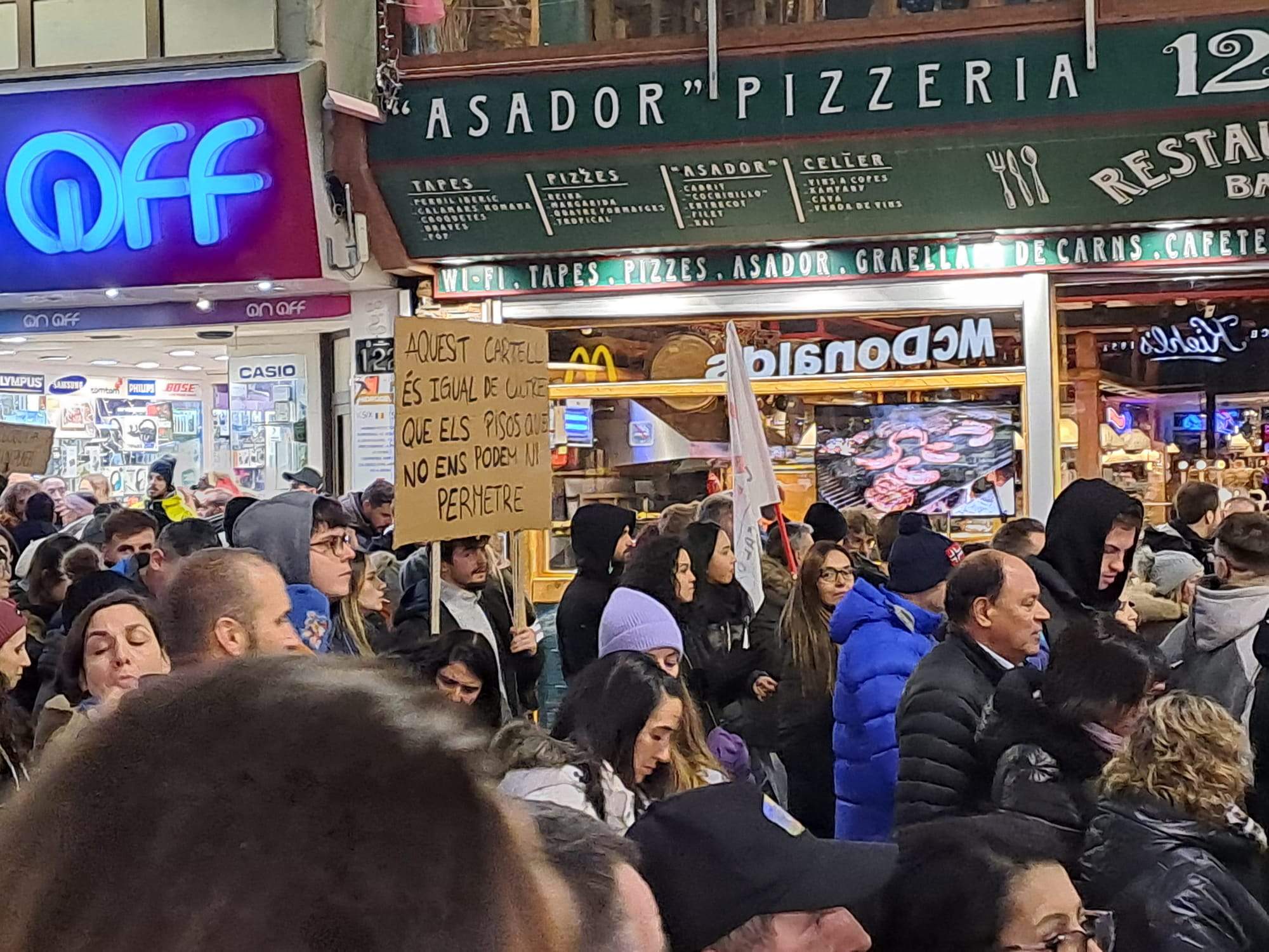 Manifestants per l'avinguda Meritxell. 