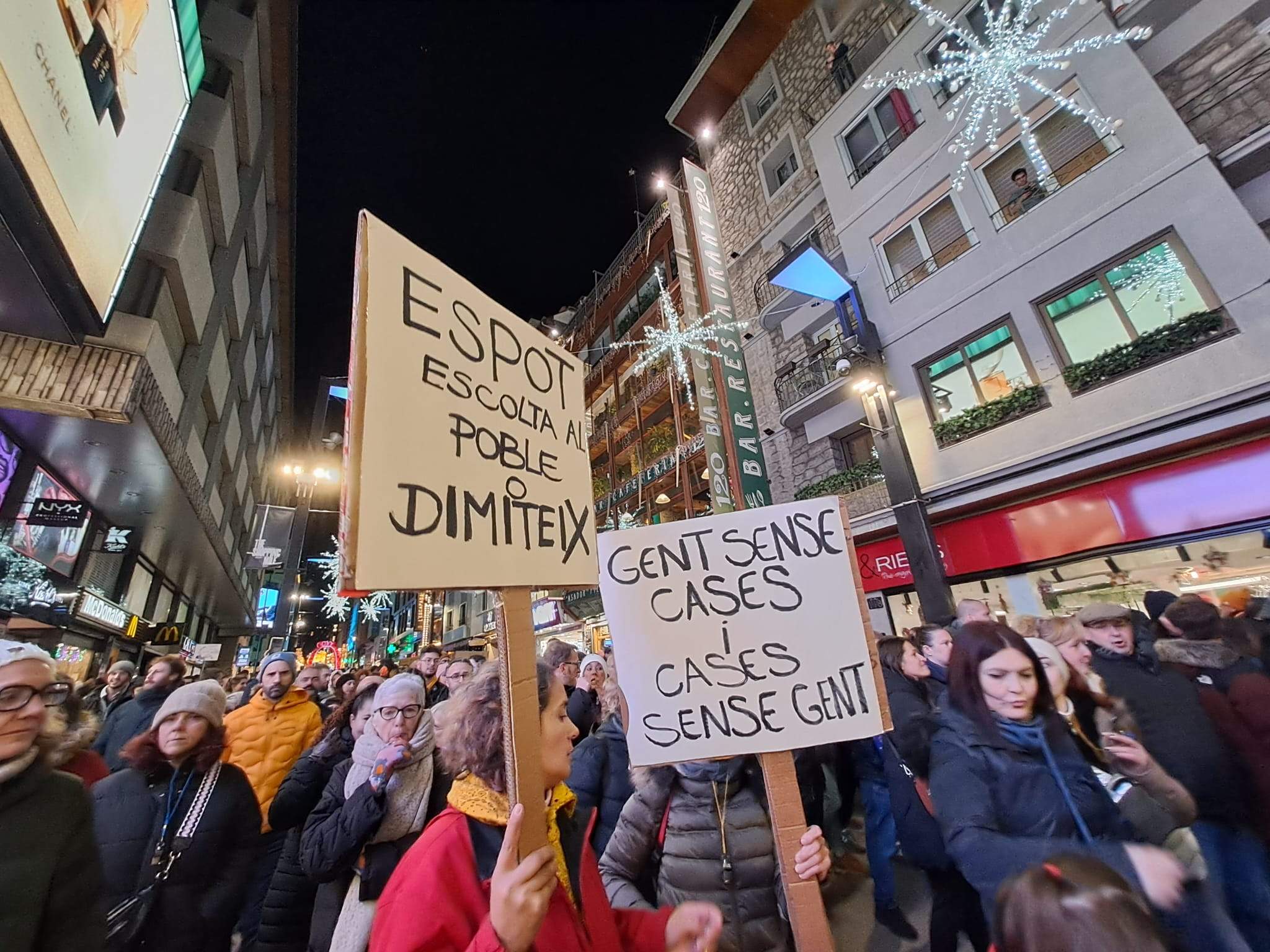 Dos rètols ben significatius. 