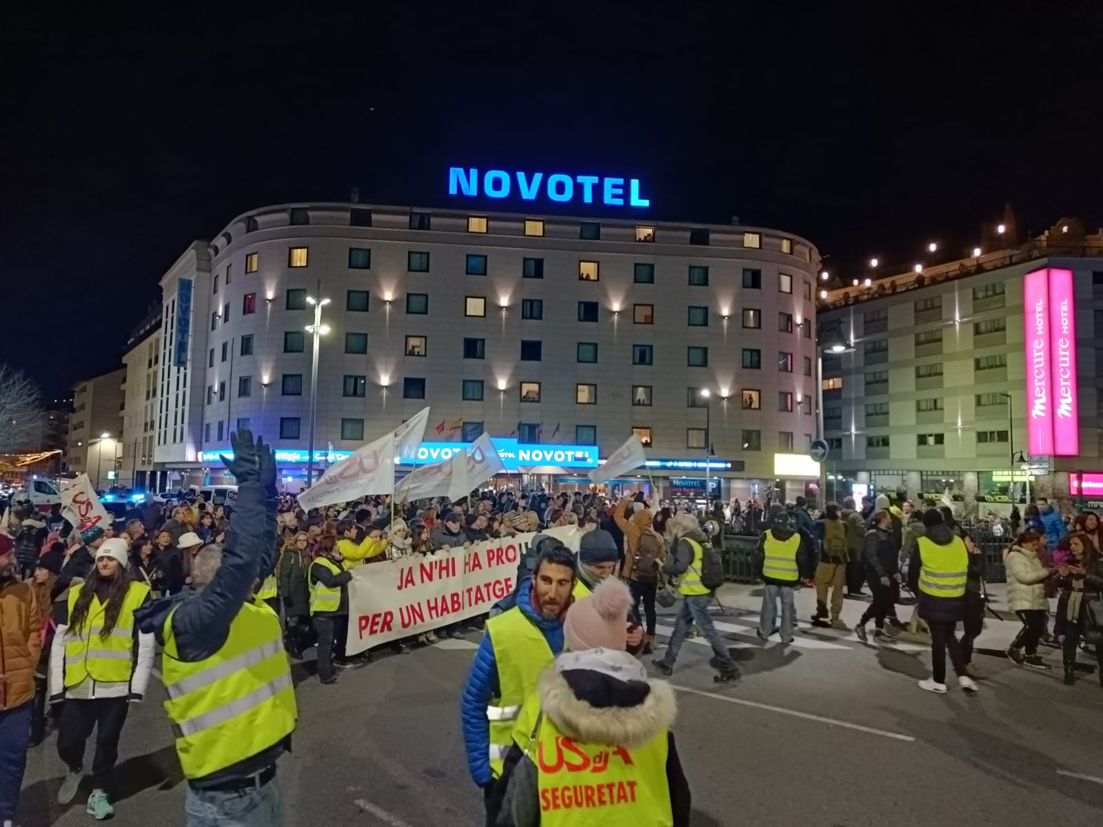 Els manifestants enfilant el carrer Bonaventura Armengol de cap cap al punt final.