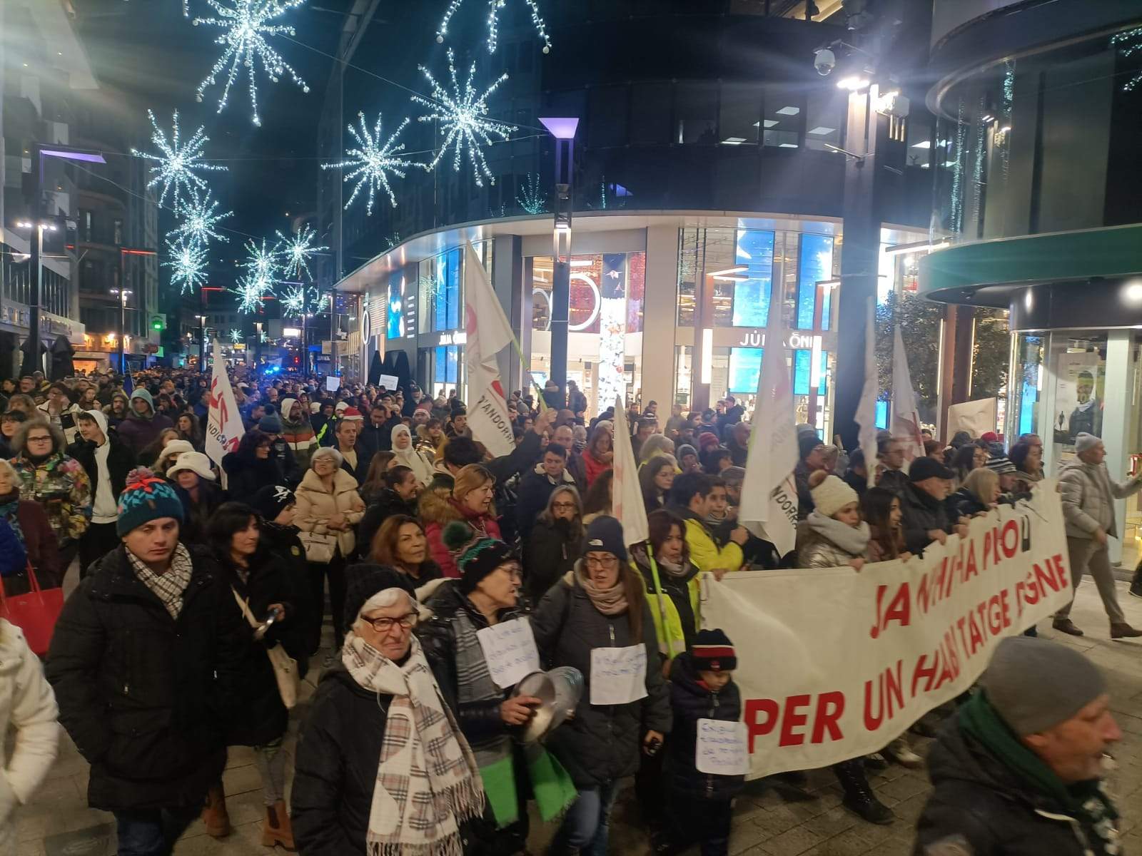 La manifestació dirigint-se al punt final.