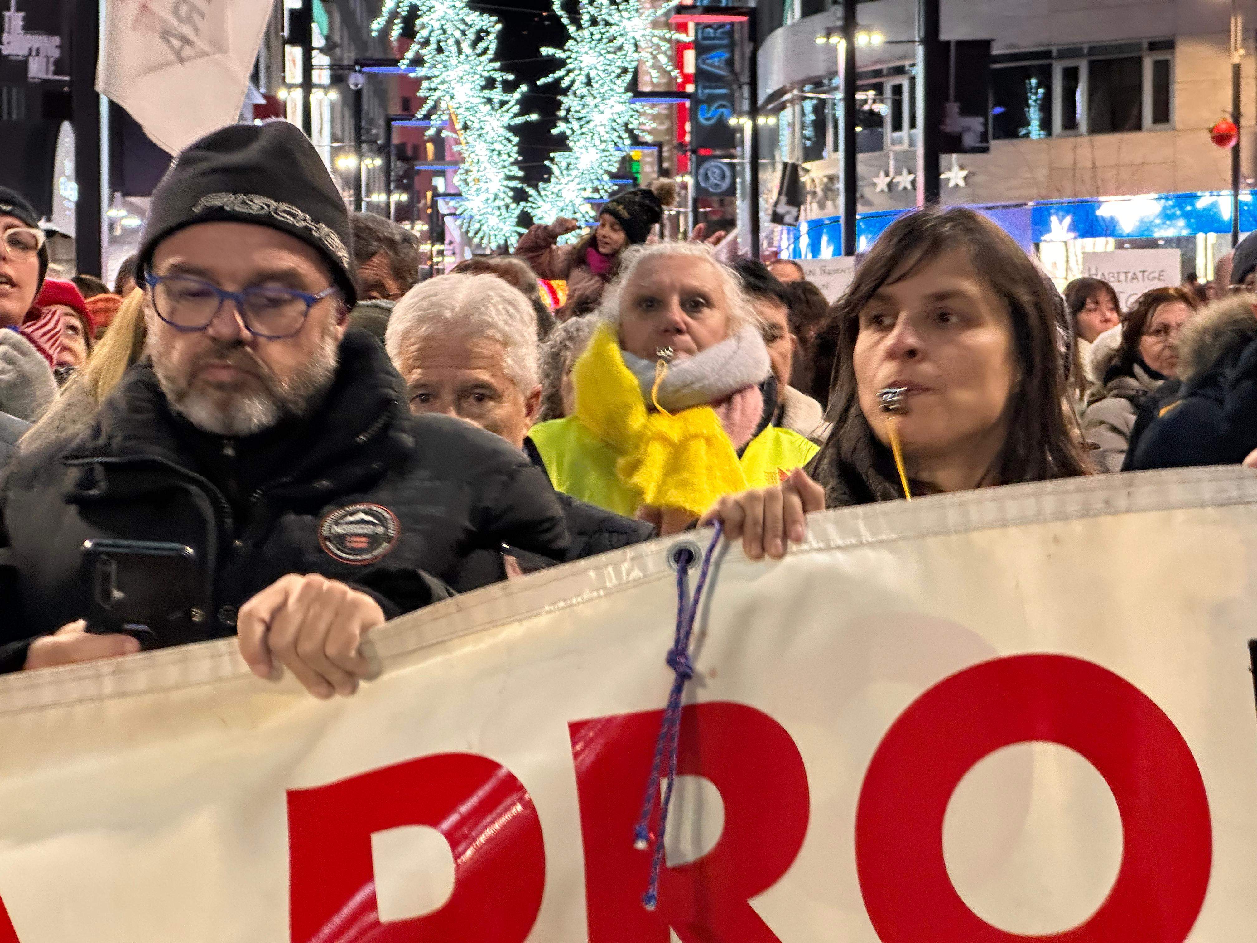 Gabriel Ubach i Vanessa Mendoza en la capçalera de la manifestació.