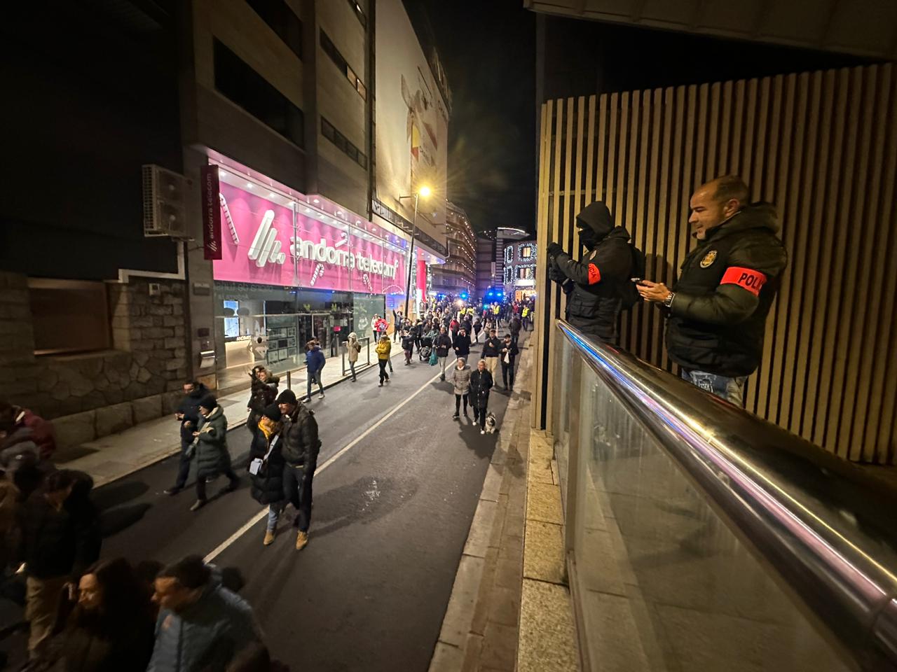 Dos policies prenen imatges dels manifestants.