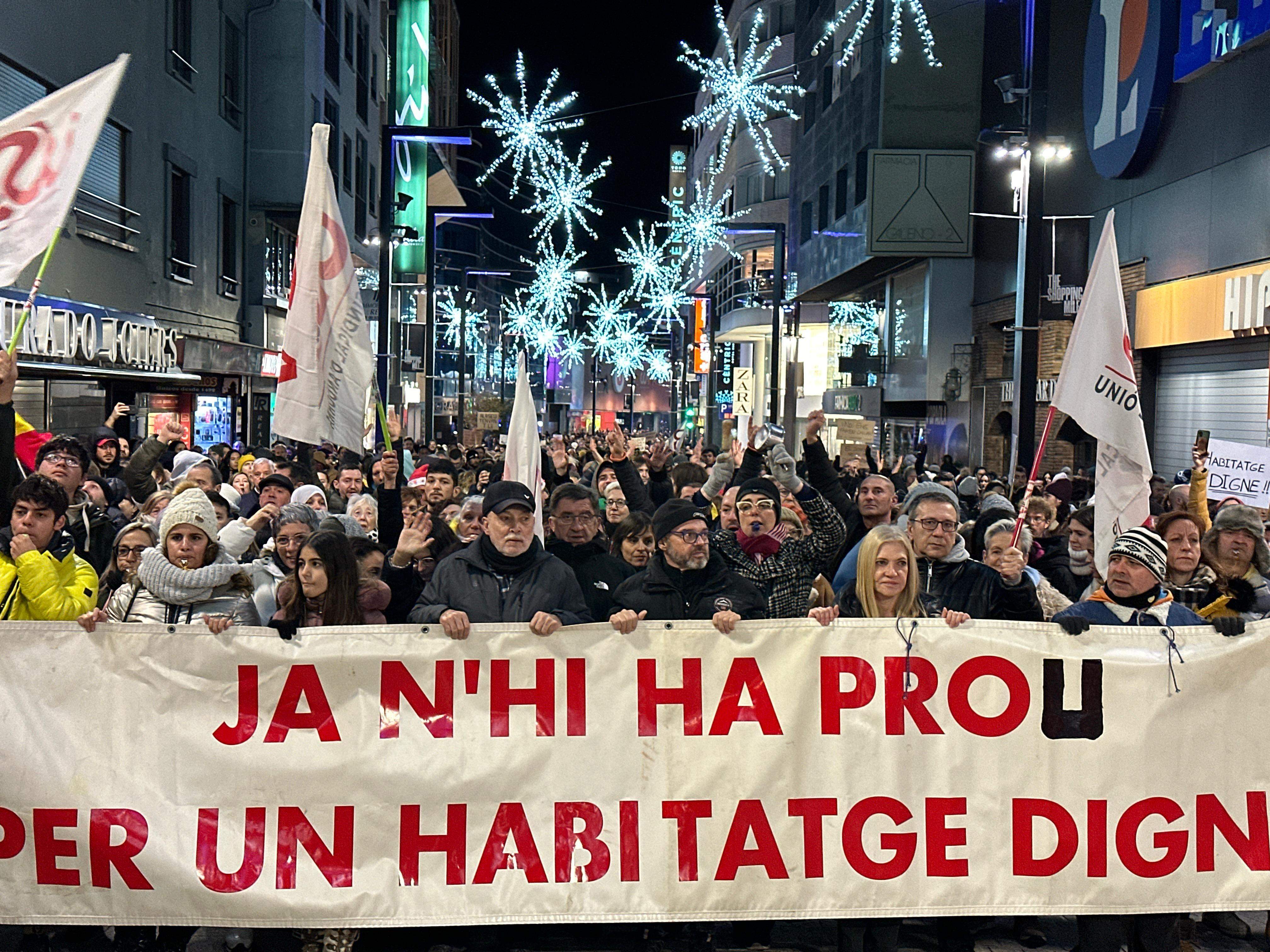 La capçalera de la manifestació en un moment del recorregut.