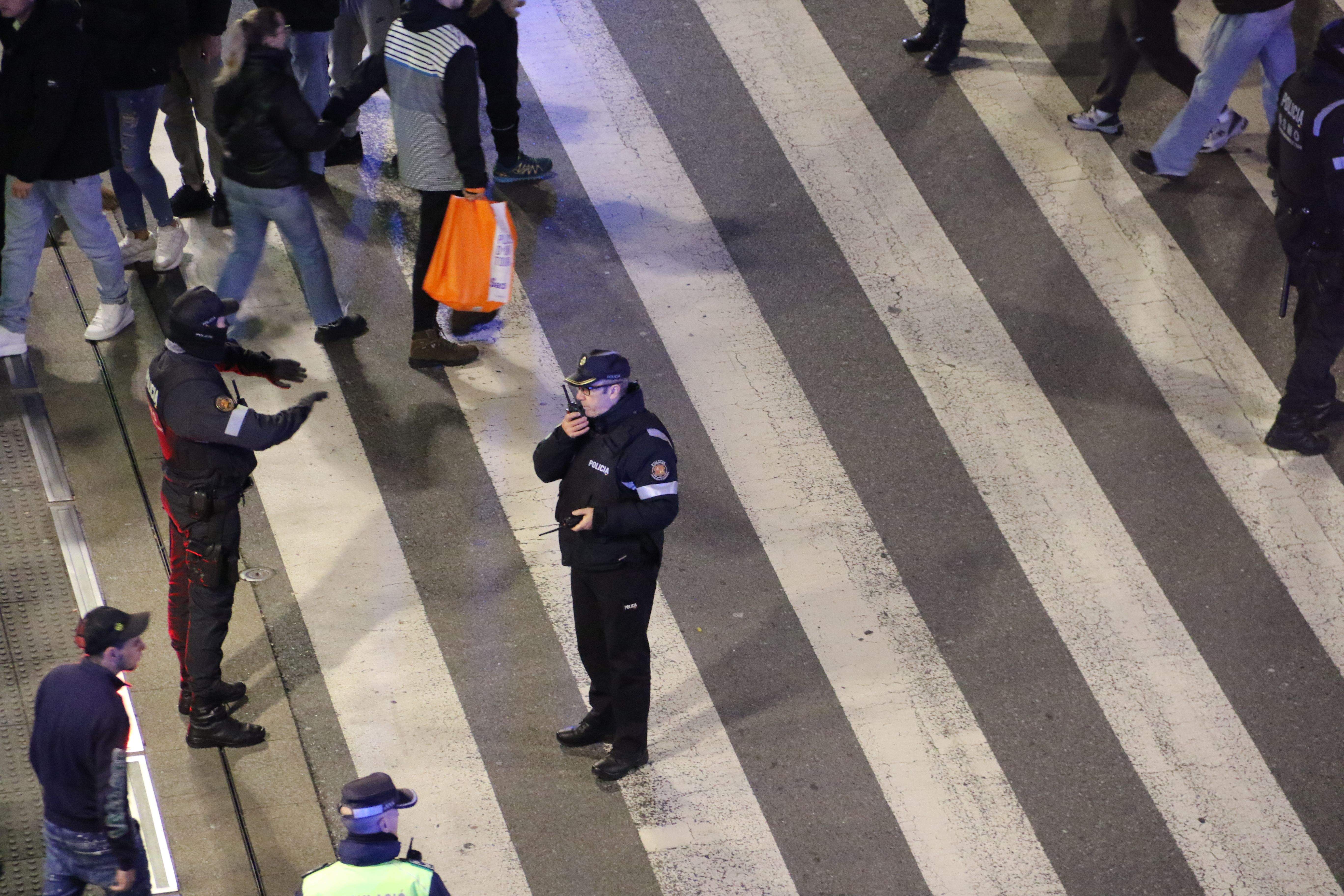 Un dels màxims responsables del dispositiu policial, l'inspector major Ramon Torné, donant ordres.