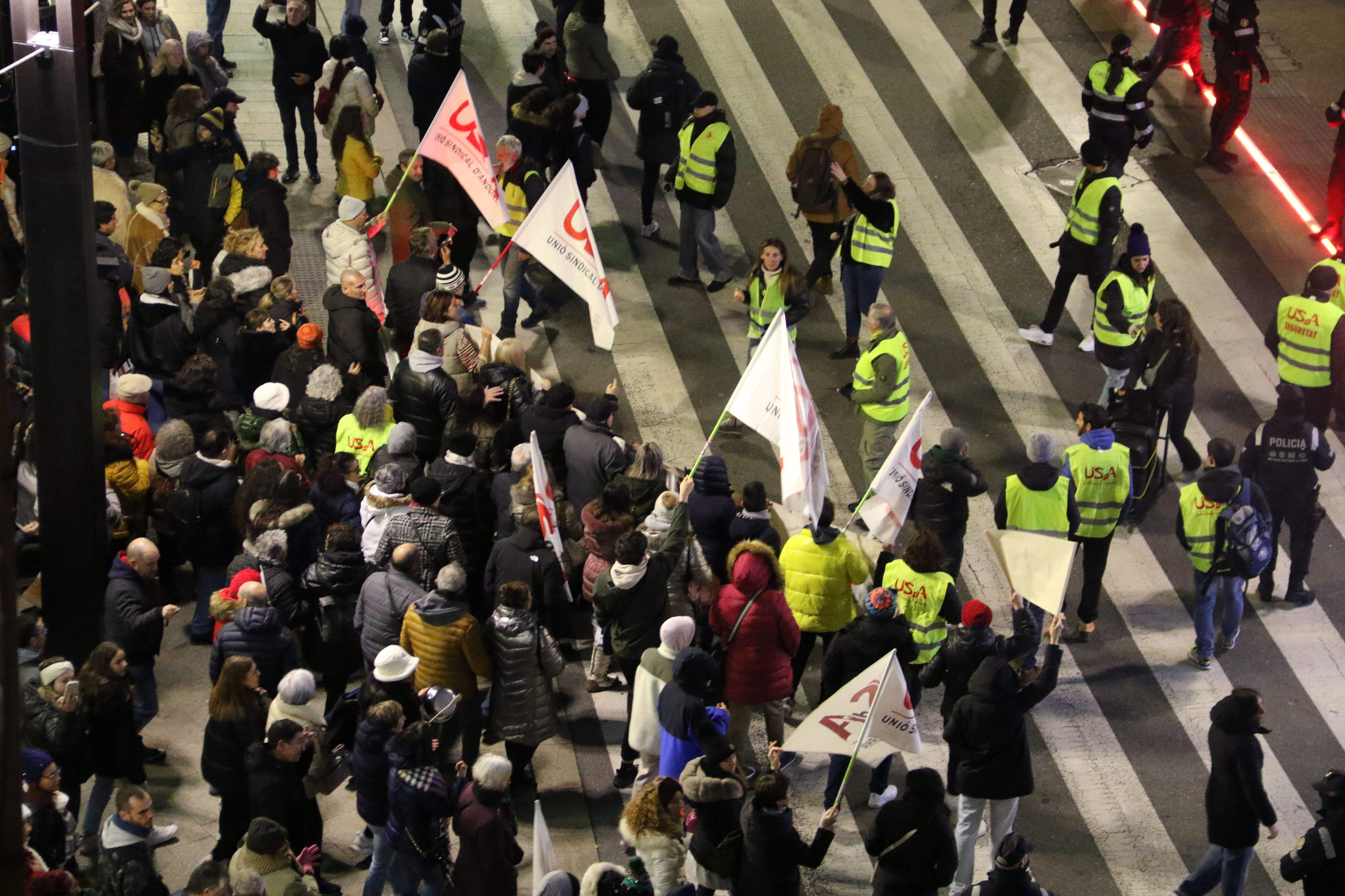 Els primers manifestants creuant cap a la Rotonda.