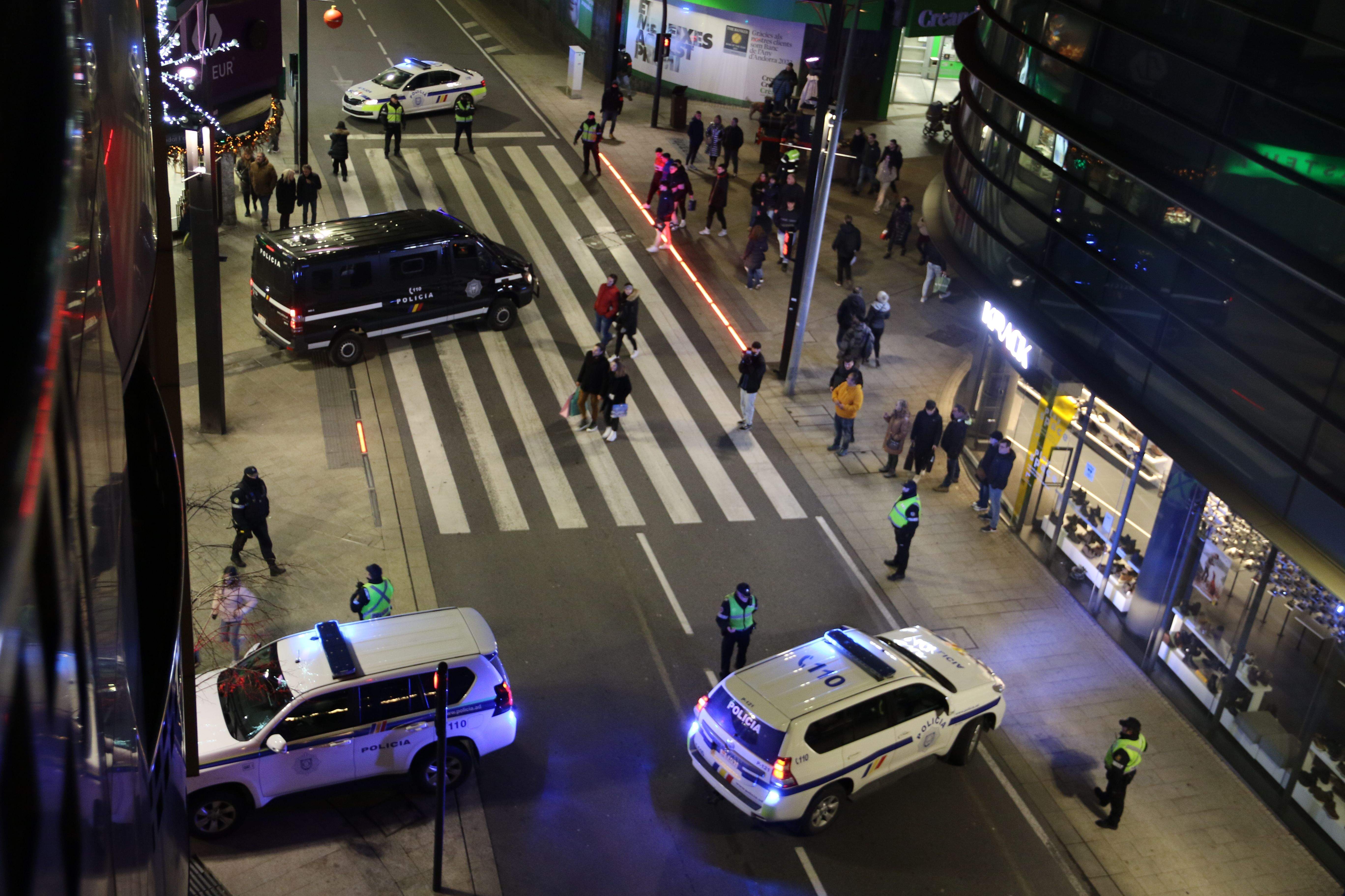 La policia tallant les avingudes Bonaventura Armengol i Consell d'Europa.