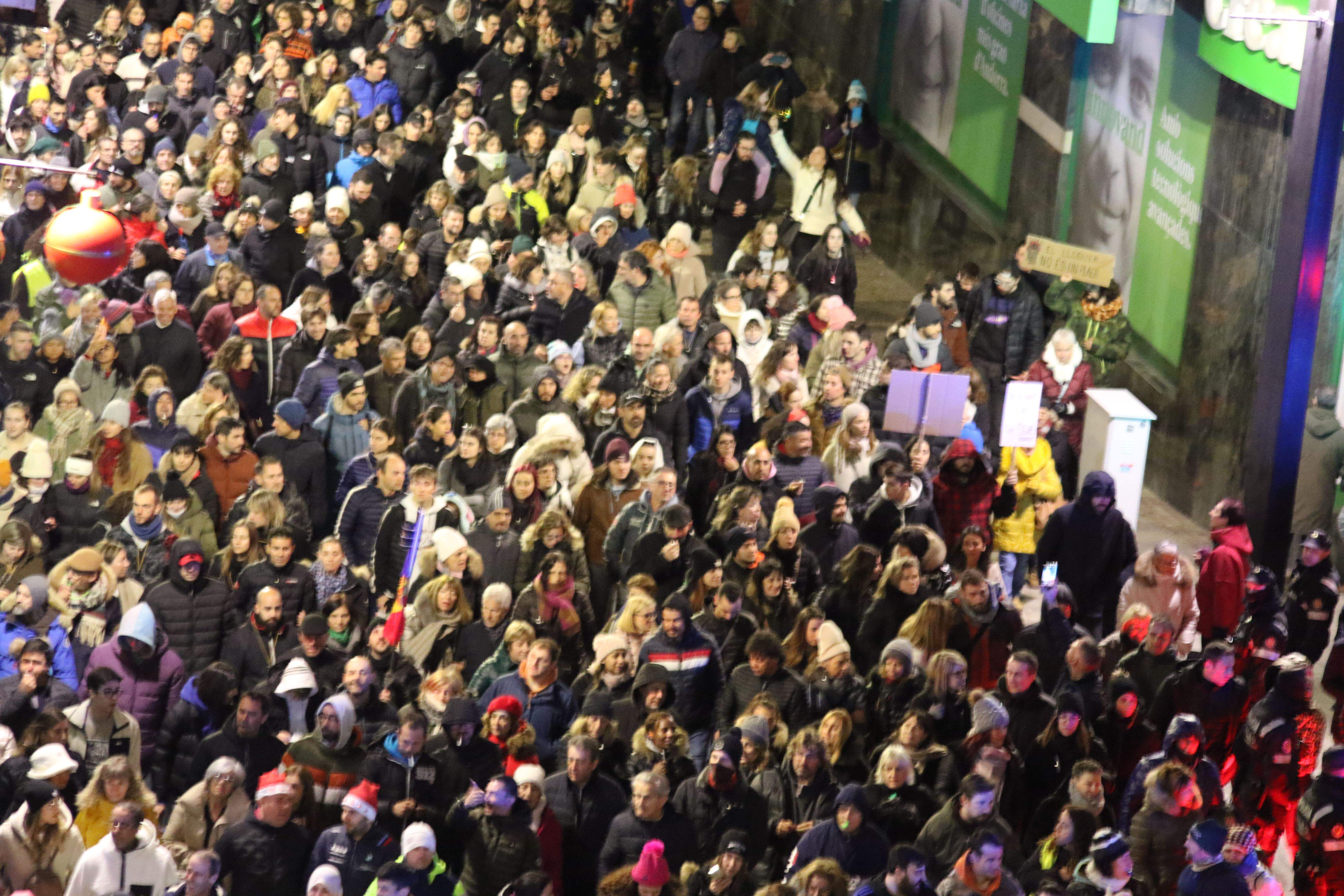 La riuada humana anant de Bonaventura Armengol cap a l'avinguda Meritxell.