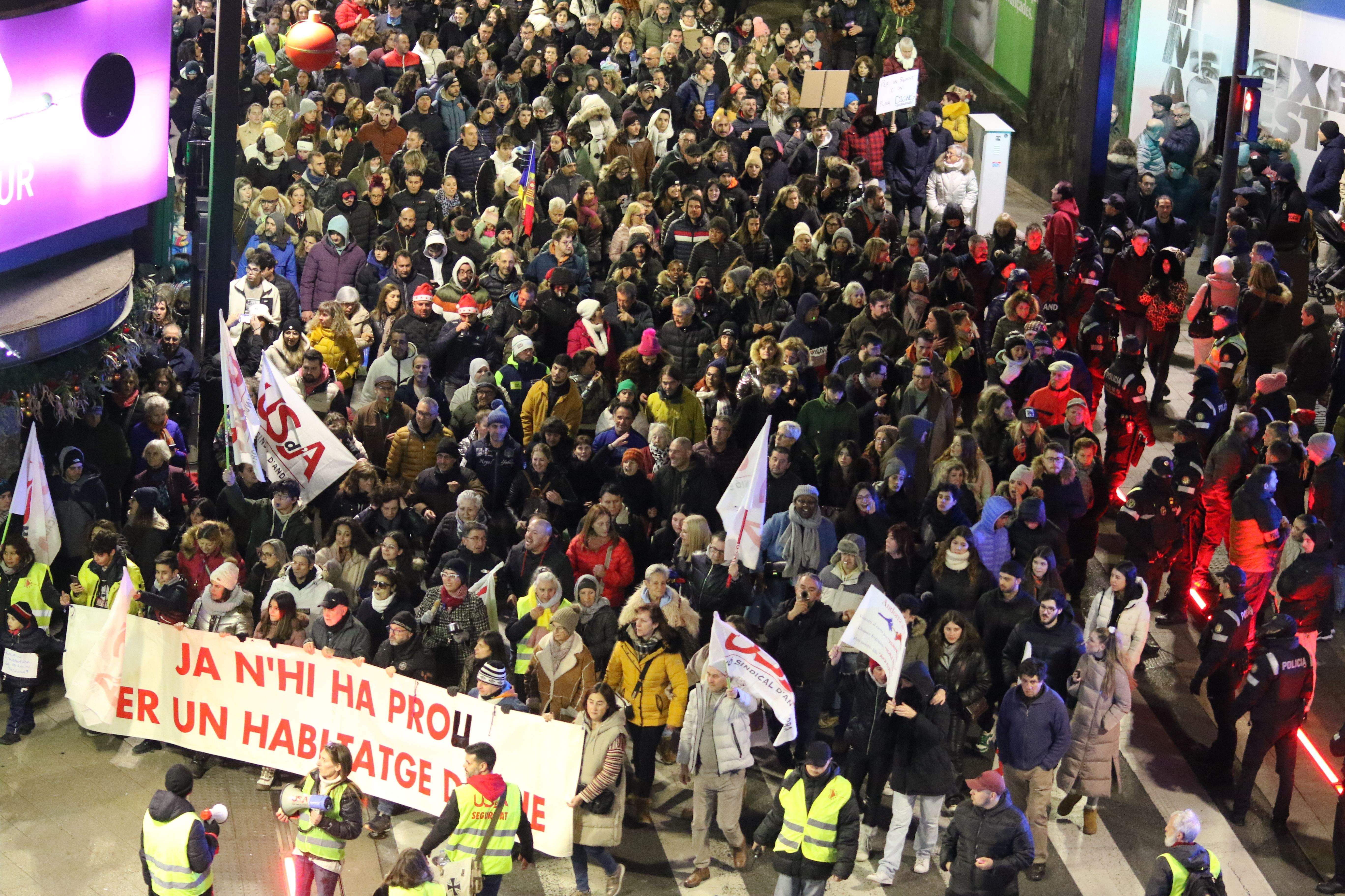 La capçalera d’una manifestació pro habitatge digne dirigint-se cap a l’avinguda Meritxell.