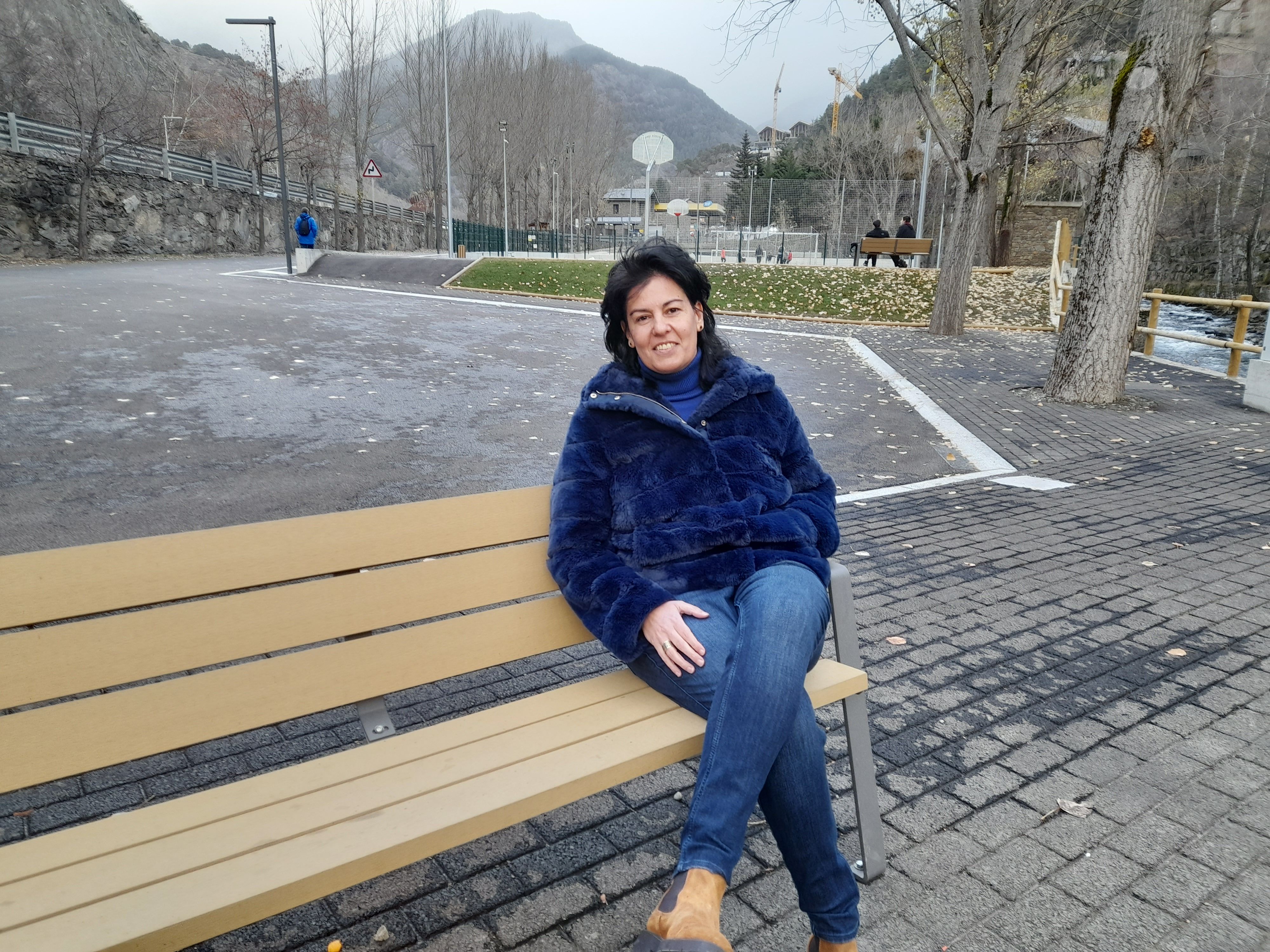 Eva Sansa atenent l'Altaveu. Eva Sansa atenent l'Altaveu.