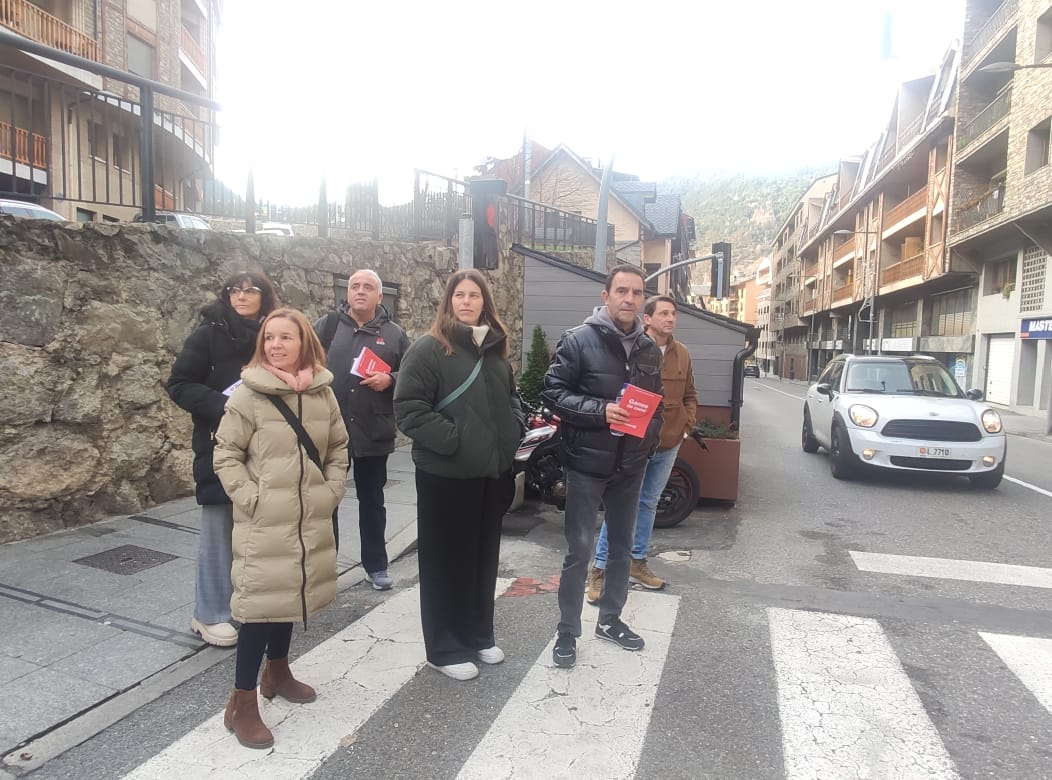 Membres de la candidatura d'Avancem en un dels conflictius passos de vianants de l'avinguda Joan Martí.