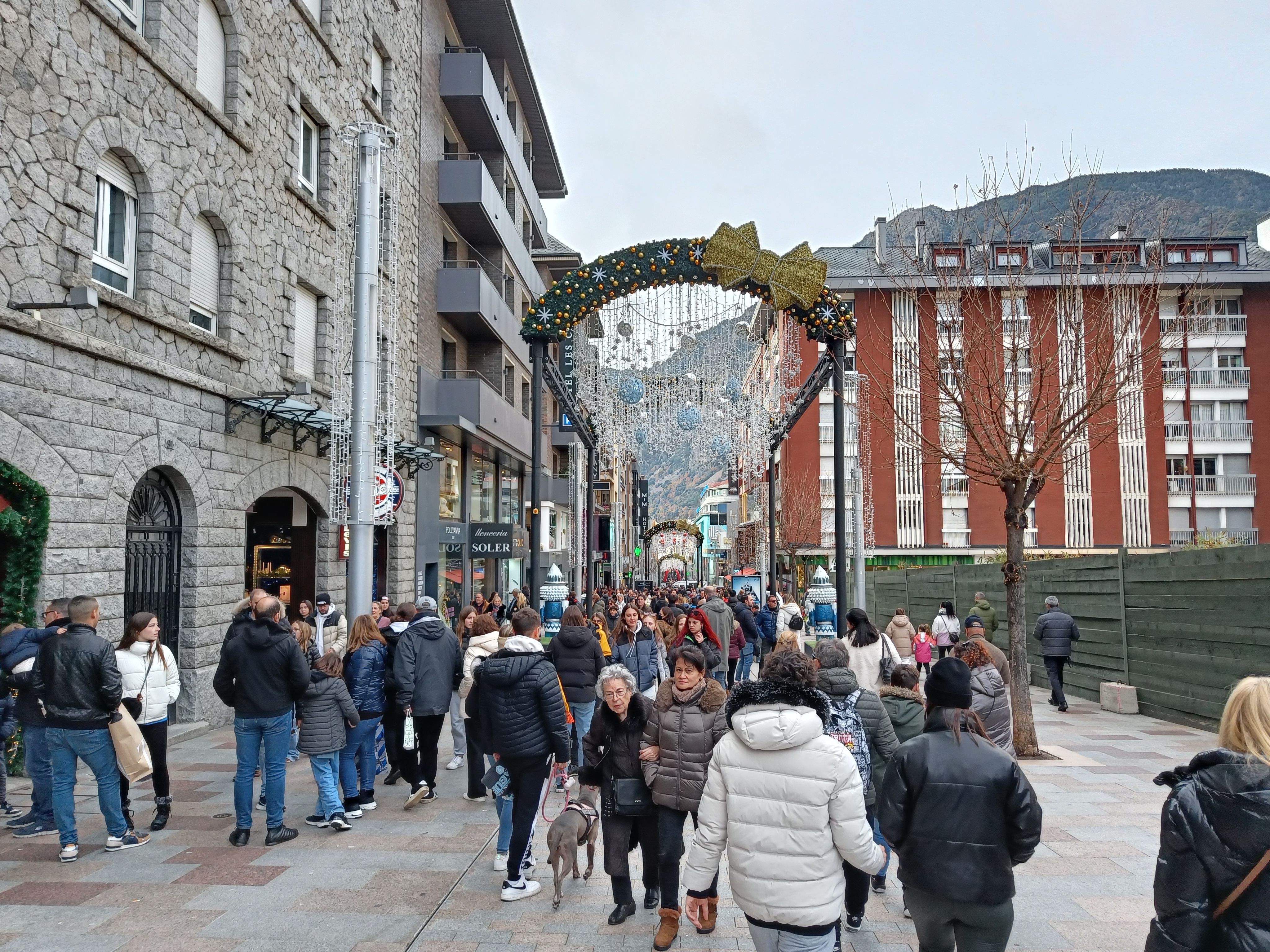 Turistes passejant per Vivand.