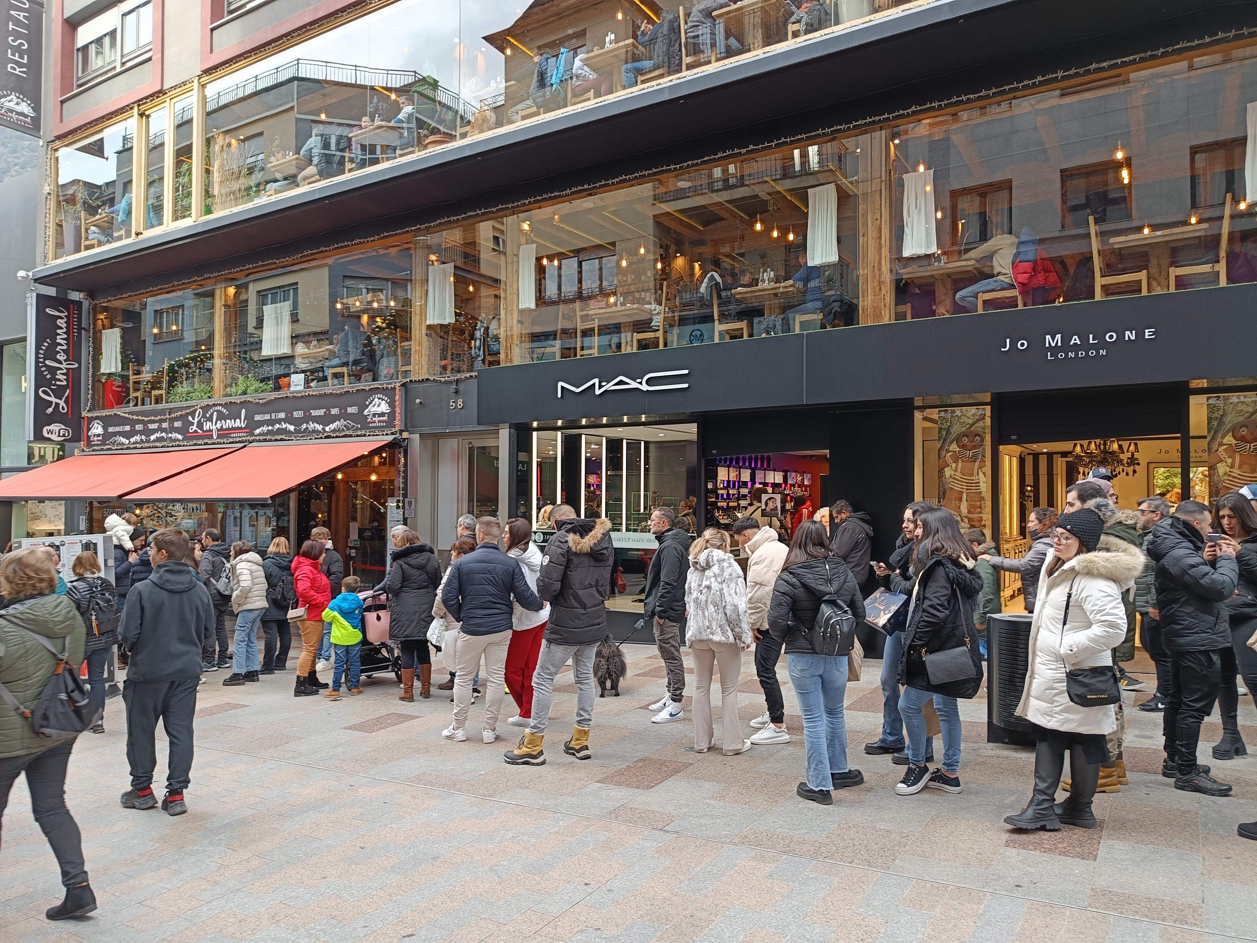 Persones fent cua per entrar en un restaurant a Vivand.