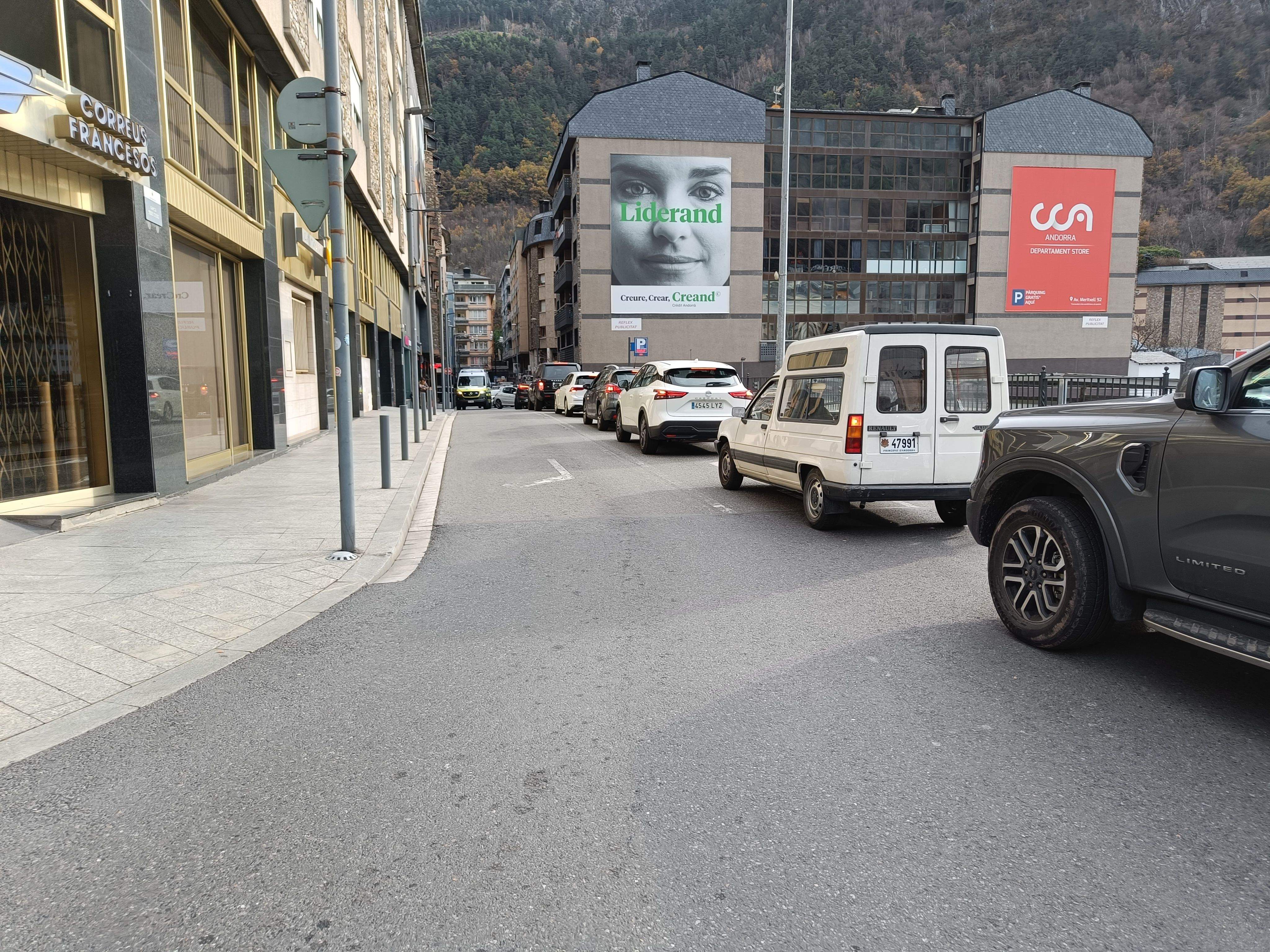 Vehicles esperant per entrar al pàrquing del Parc Central.