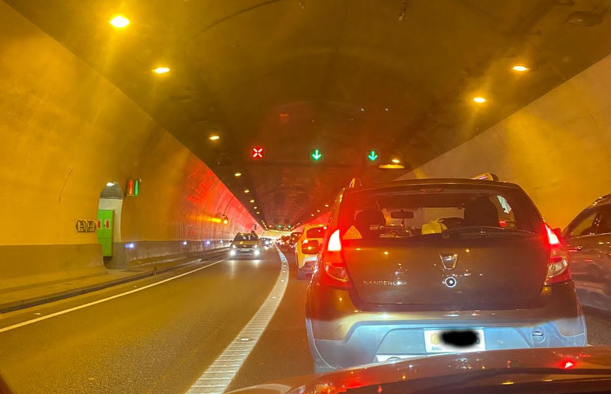 Vehicles fent cua a Sant Julià.