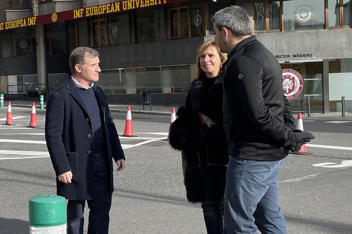 Josep Majoral, Mireia Codina i Carles Pereira a l'avinguda Francesc Cairat amb la cruïlla amb el carrer d'Isidre Valls aquest dissabte.