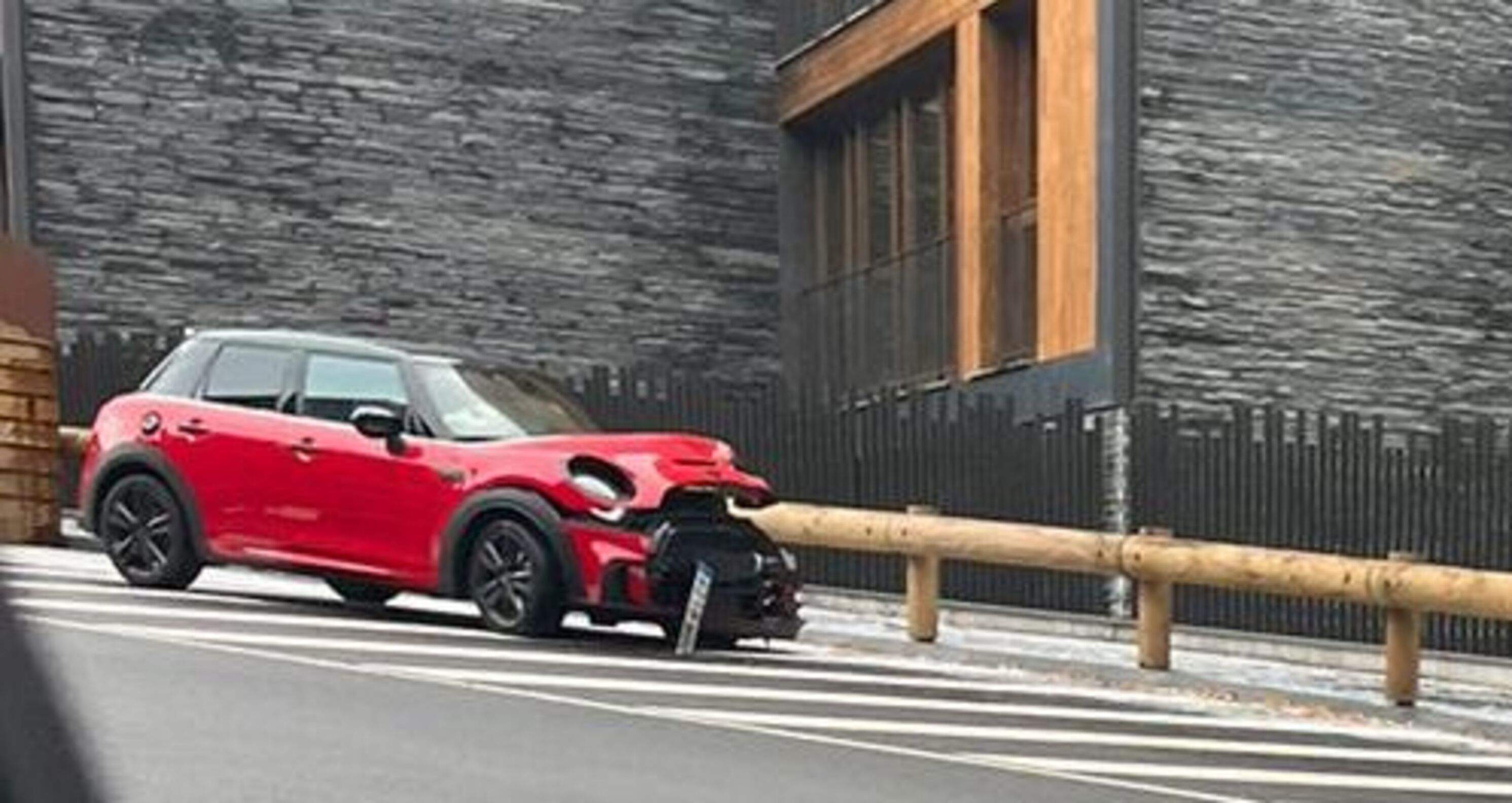 El Mini Cooper implicat en l'accident.