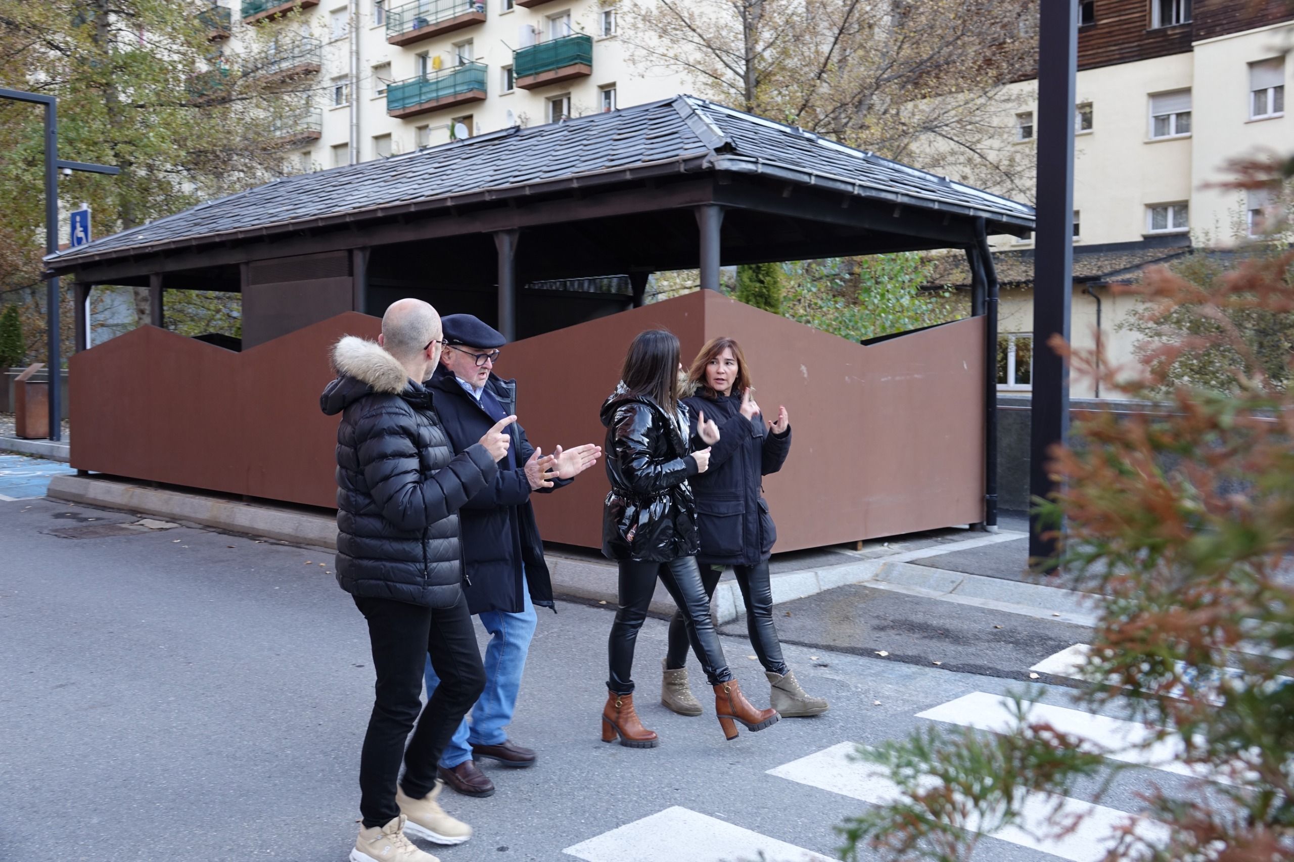 Els candidats d'UP-Demòcrates voltant aquest matí per la parròquia.