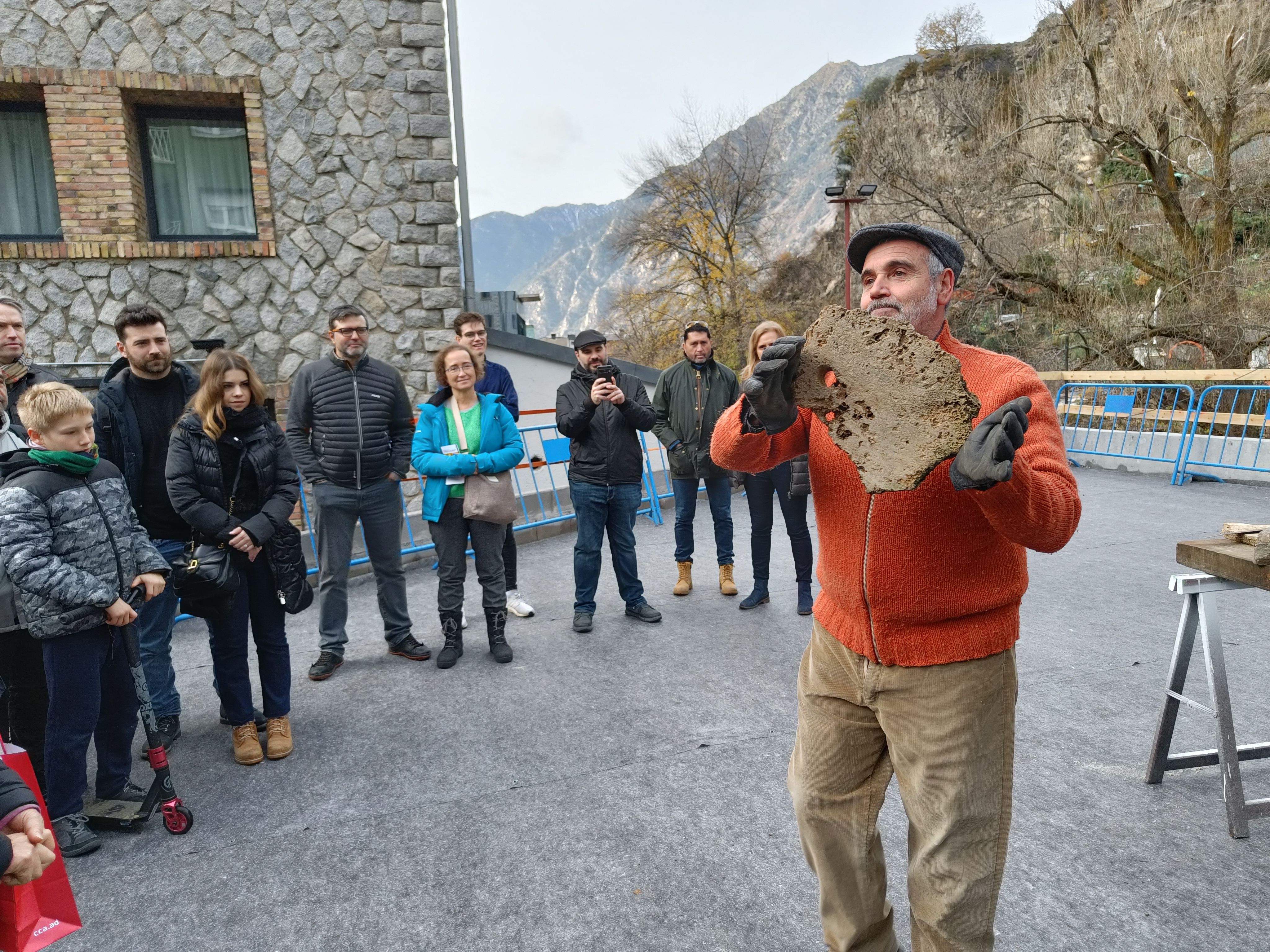 El picapedrer ensenyant una mostra de pedra tosca.