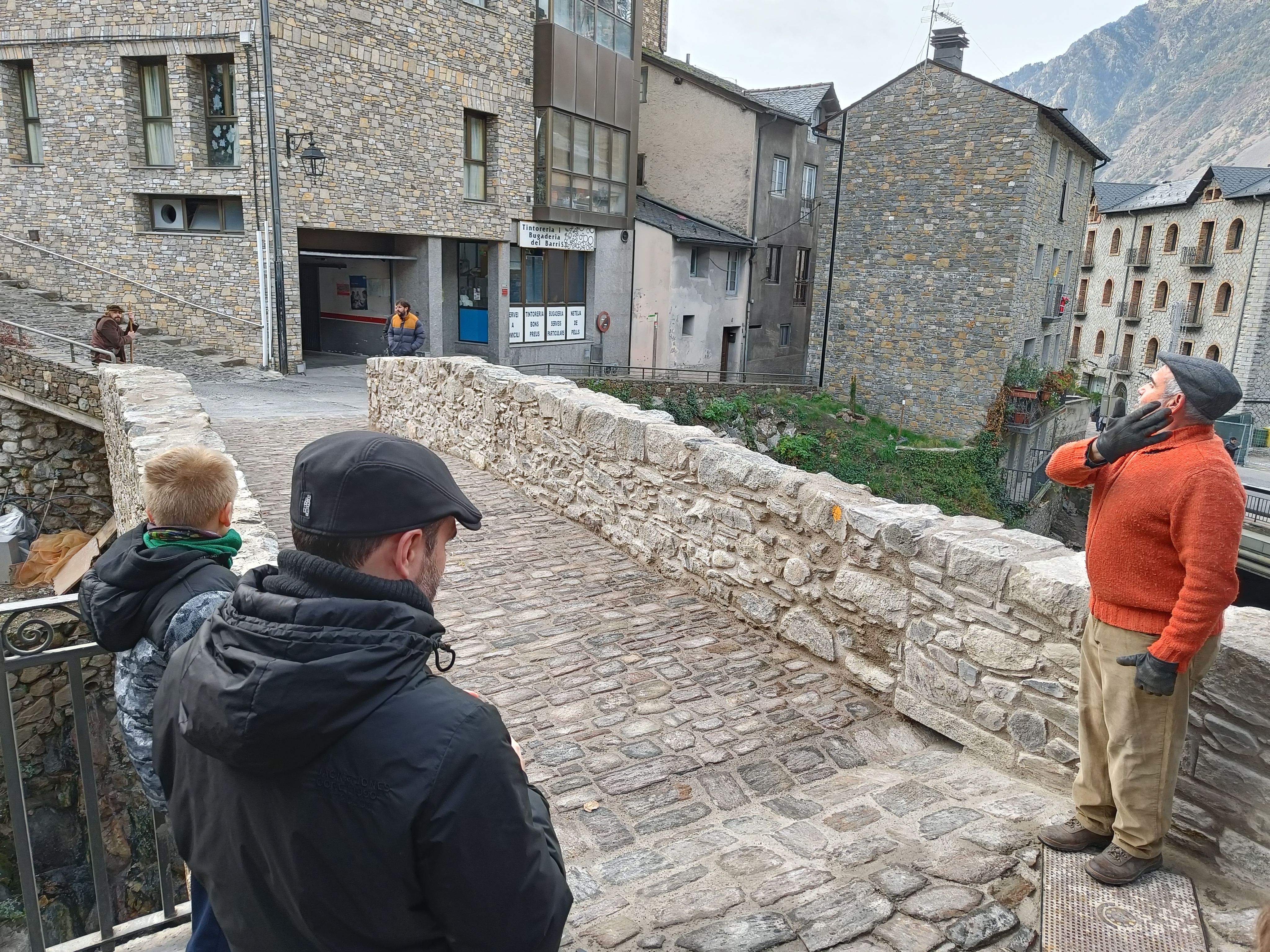 Visitants al pont de la Tosca.