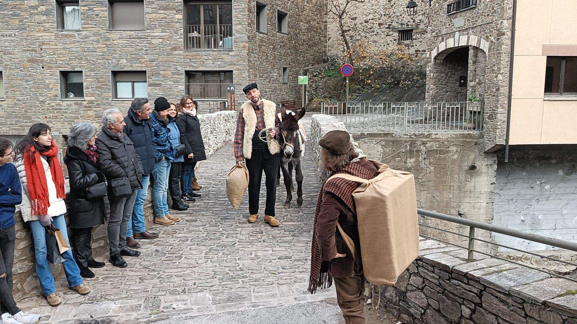 Un 'transportista' i un pagès que arriba amb la seva mula.