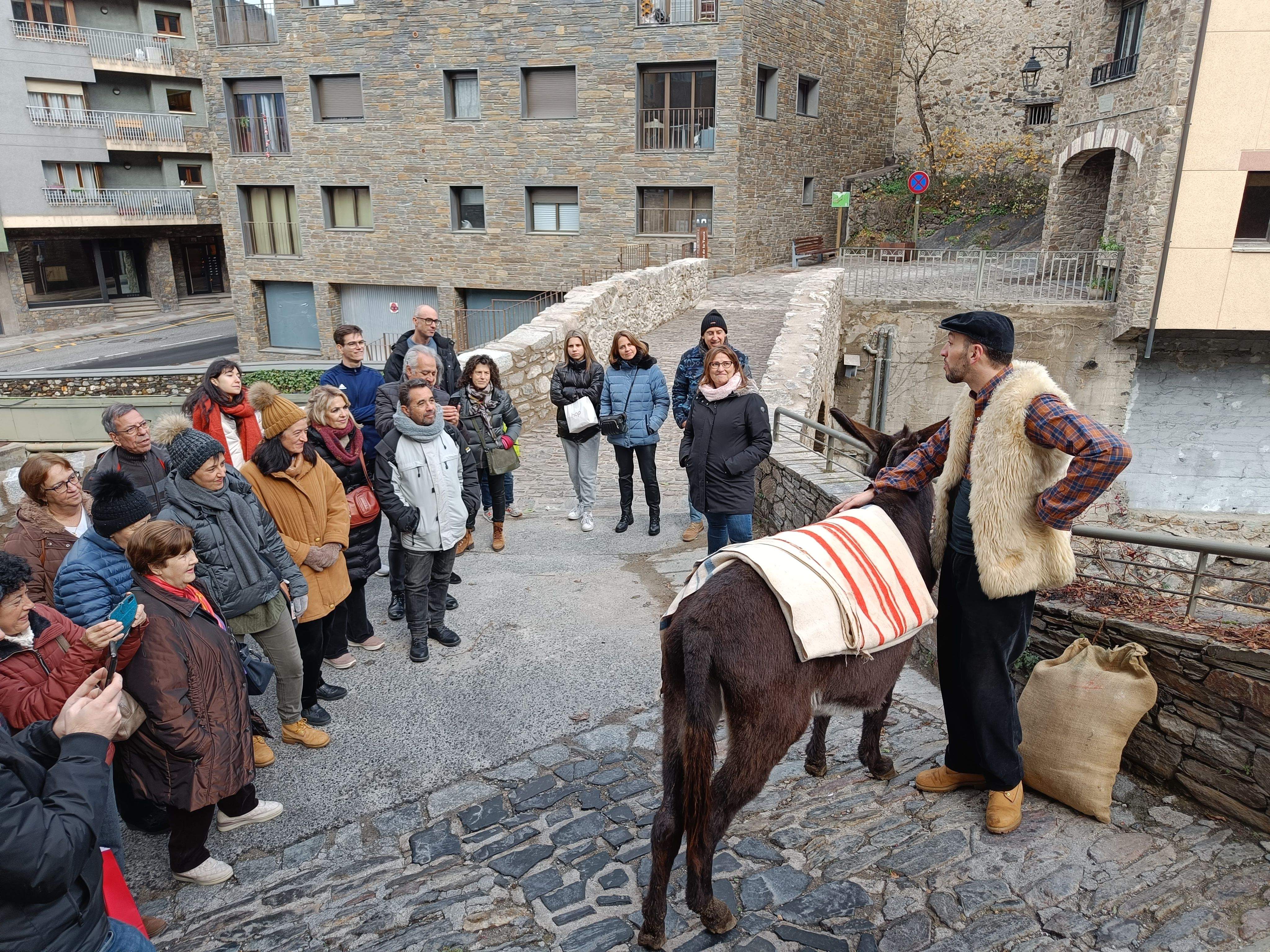 El pagès explica als visitants com de dura era la vida aquells anys.