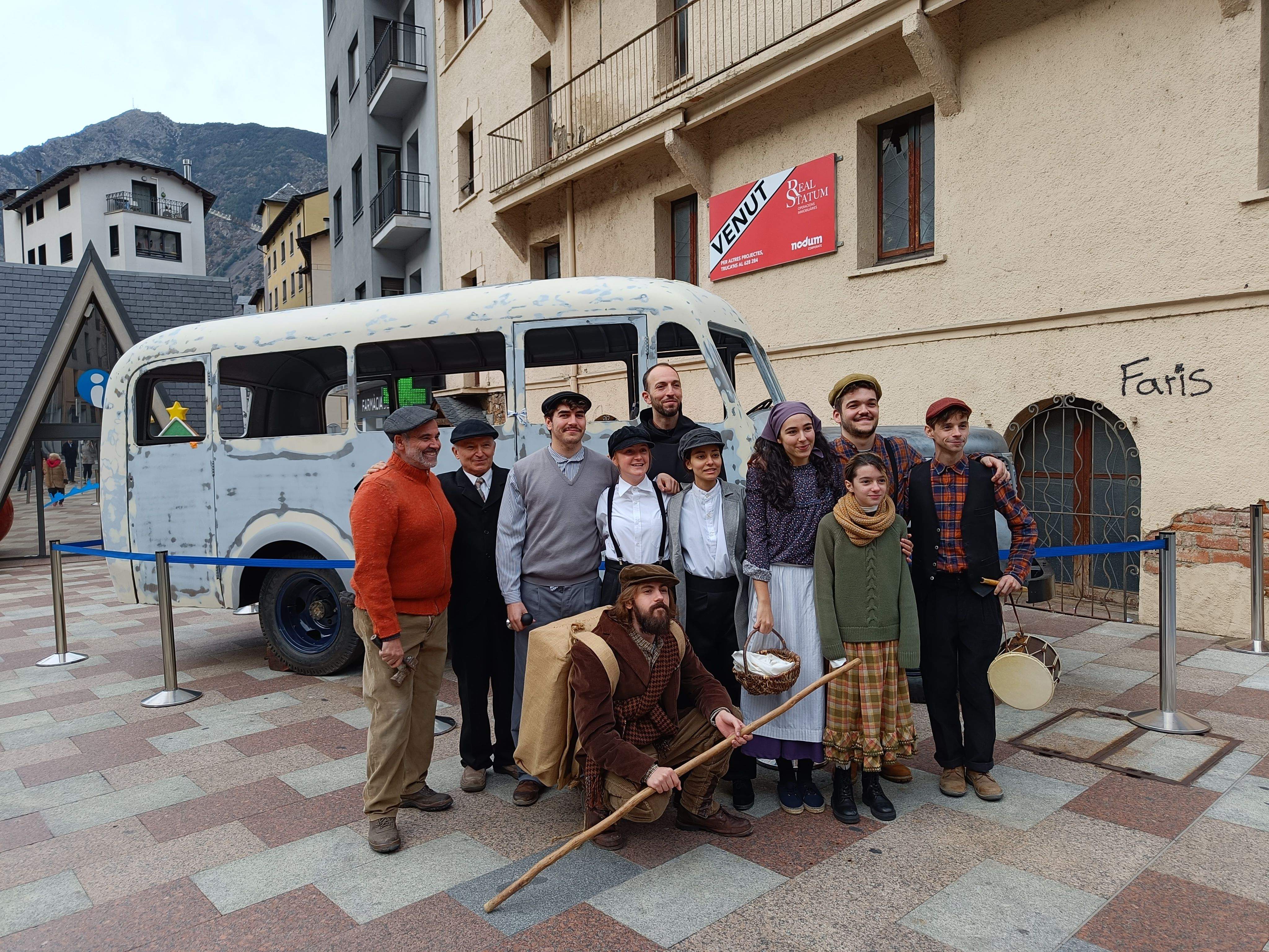 Els actors de la representació 'De pont a pont' amb el Fargo.