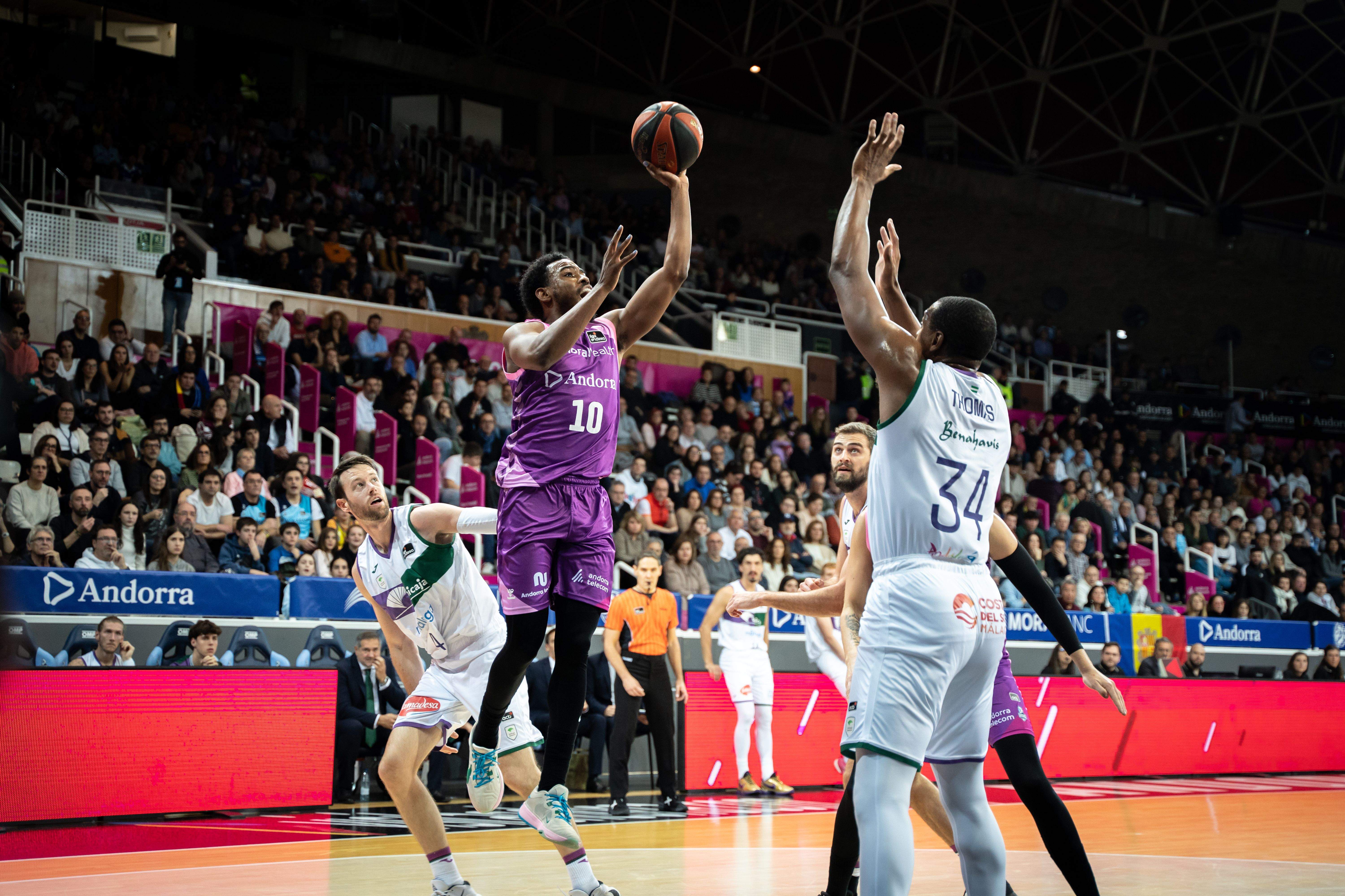 Jerrick Harding llança una bombeta. Jerrick Harding llança una bombeta.