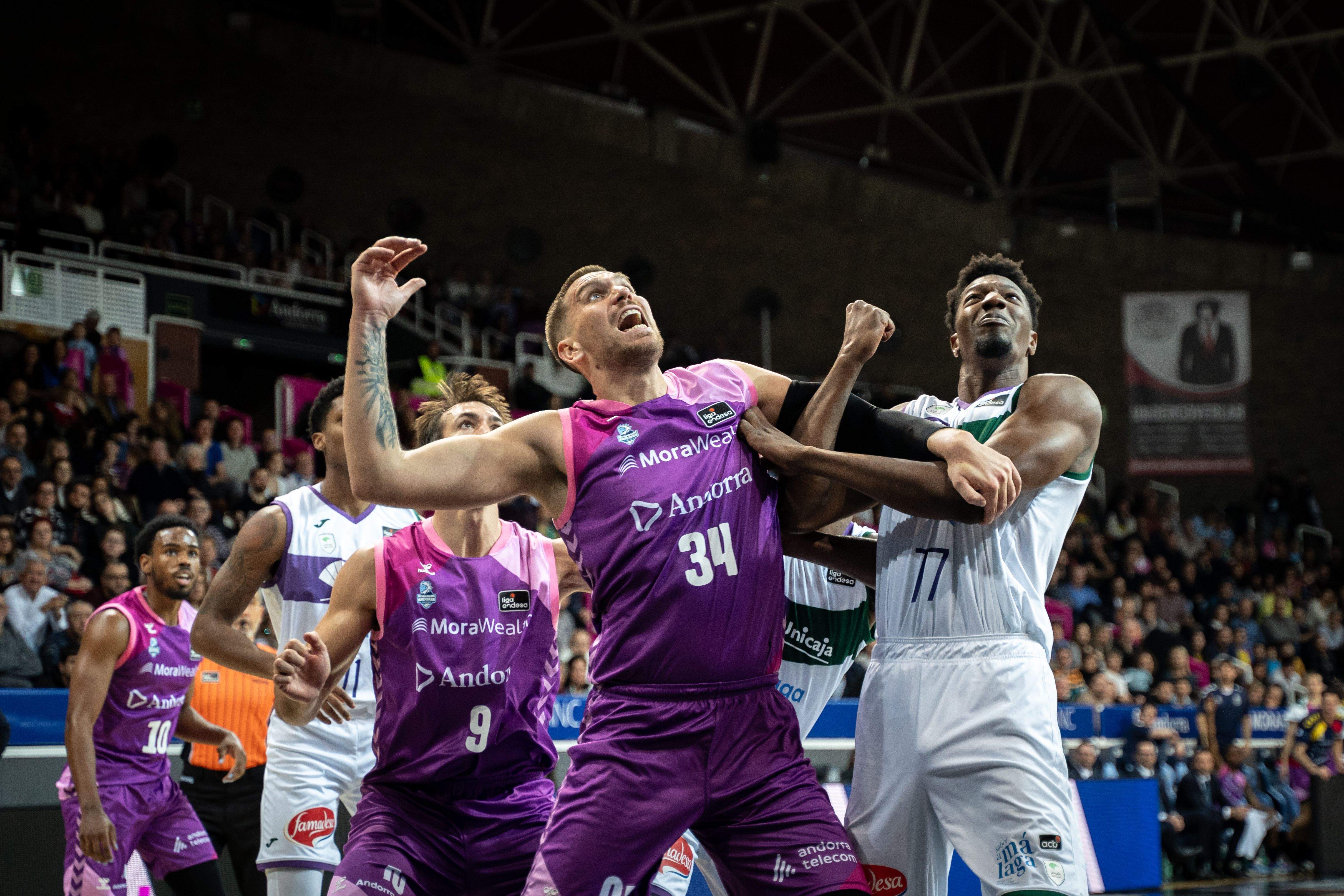 Marin Maric i Yankuba Sima lluiten per la possessió. Marin Maric i Yankuba Sima lluiten per la possessió.