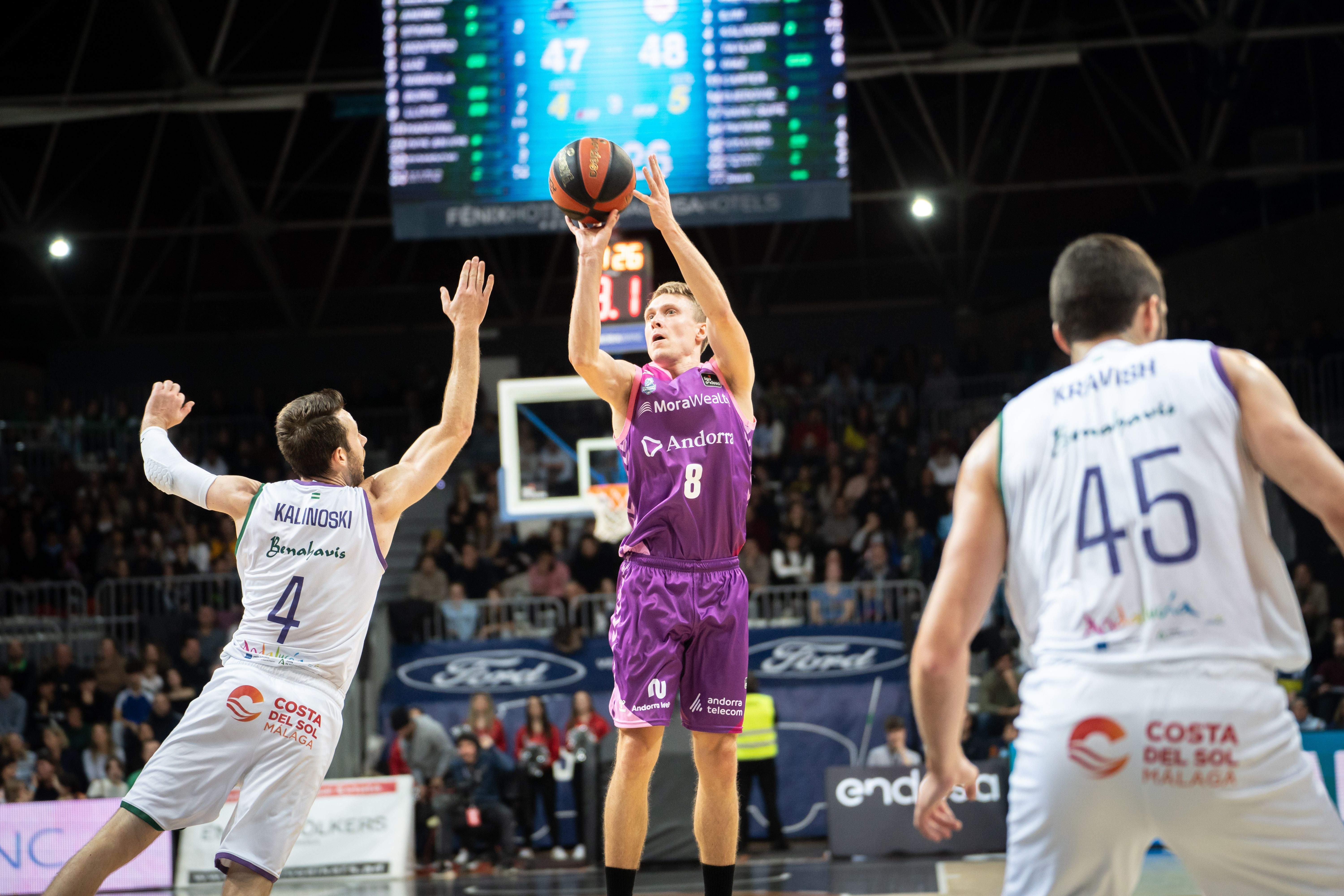 Tobias Borg llançant a cistella. Tobias Borg llançant a cistella.