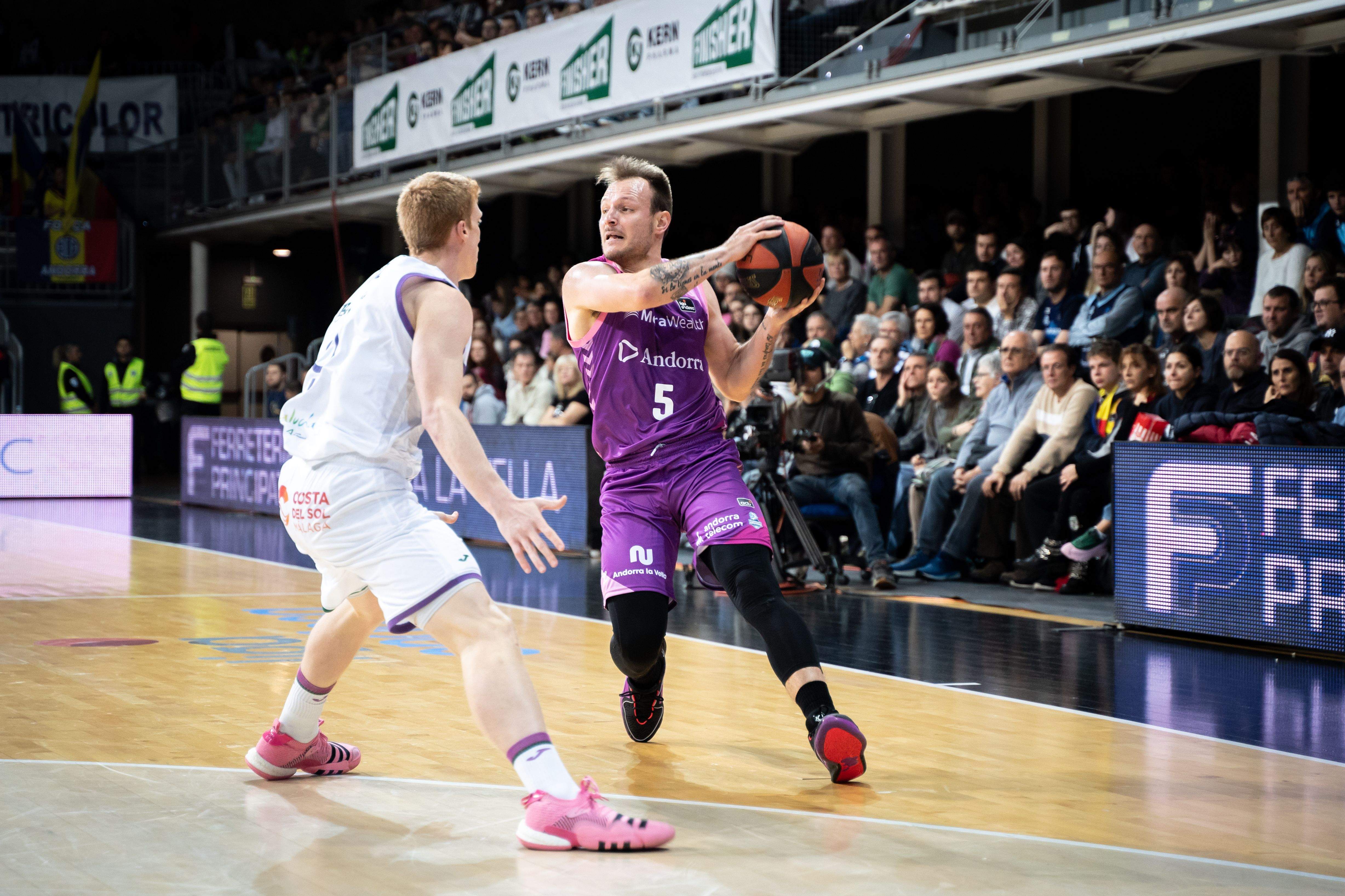 Rafa Luz mira on poder fer una passada davant l'oposició d'Alberto Díaz. Rafa Luz mira on poder fer una passada davant l'oposició d'Alberto Díaz.