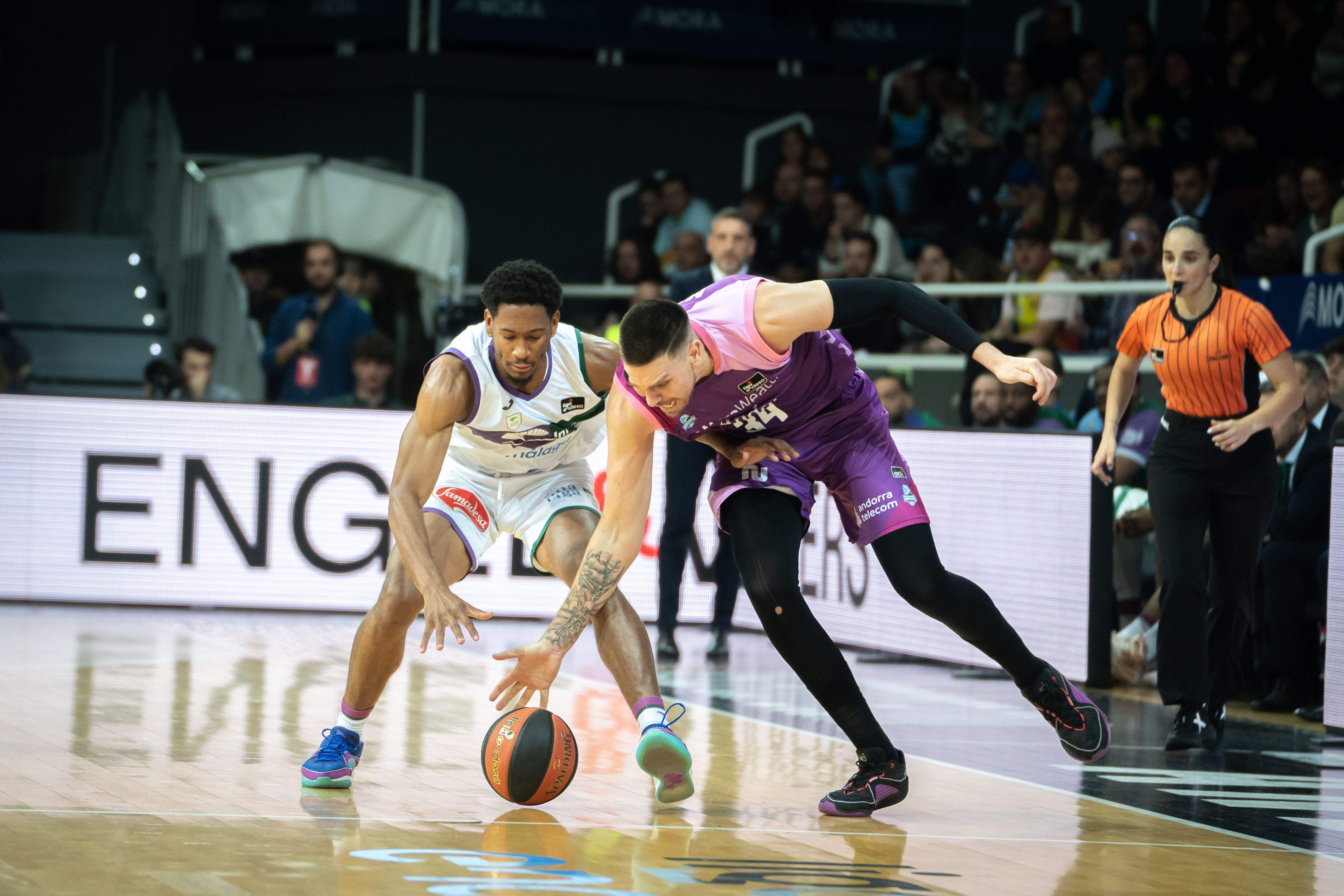 MARIN MARIC LLUITANT PER UNA PILOTA AMB KAMERON TAYLOR.