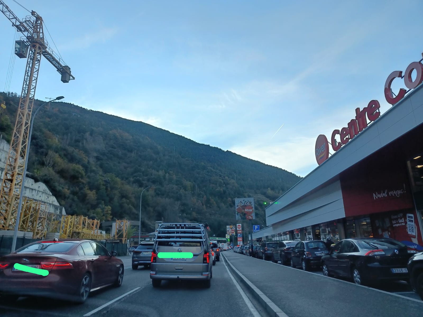 Vehicles aturats a l'alçada del centre comercial River fent cua per sortir del país.