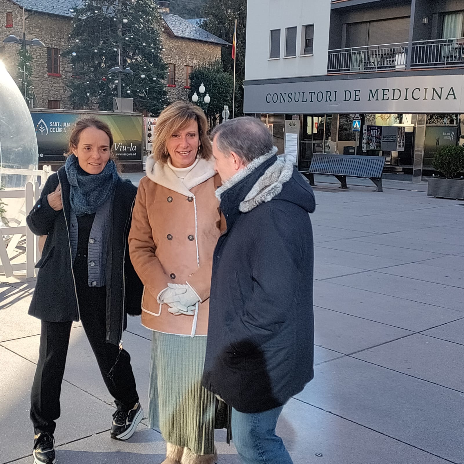 Sònia Carrillo, Mireia Codina, i Josep Majoral aquest diumenge a la plaça de la Germandat.
