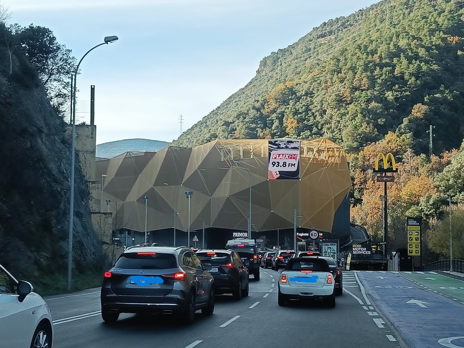 Retencions aquest diumenge per sortir del país en direcció a Espanya.
