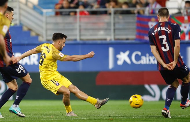 Pampín prova el xut des de la frontal que serà bloquejat per un defensa. Pampín prova el xut des de la frontal que serà bloquejat per un defensa.