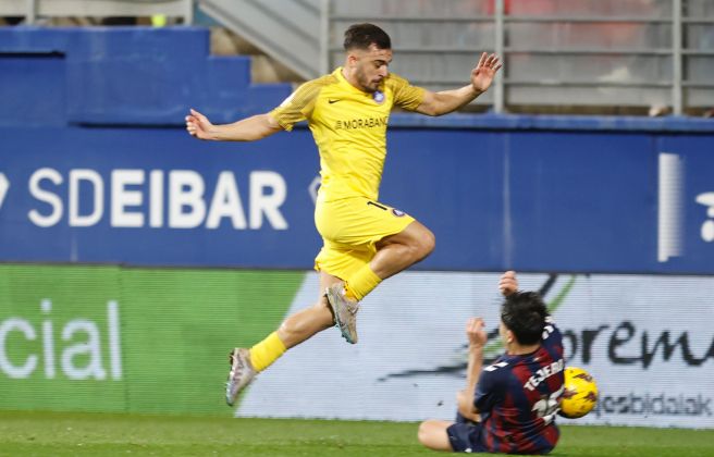 Sergio Molina salta per esquivar una entrada de Tejero. Sergio Molina salta per esquivar una entrada de Tejero.