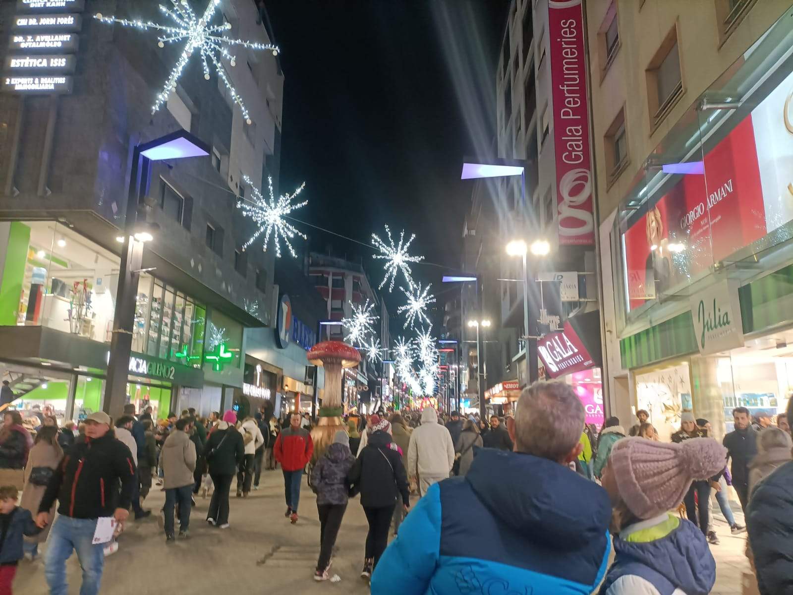 Turistes passejant per l'avinguda Meritxell.