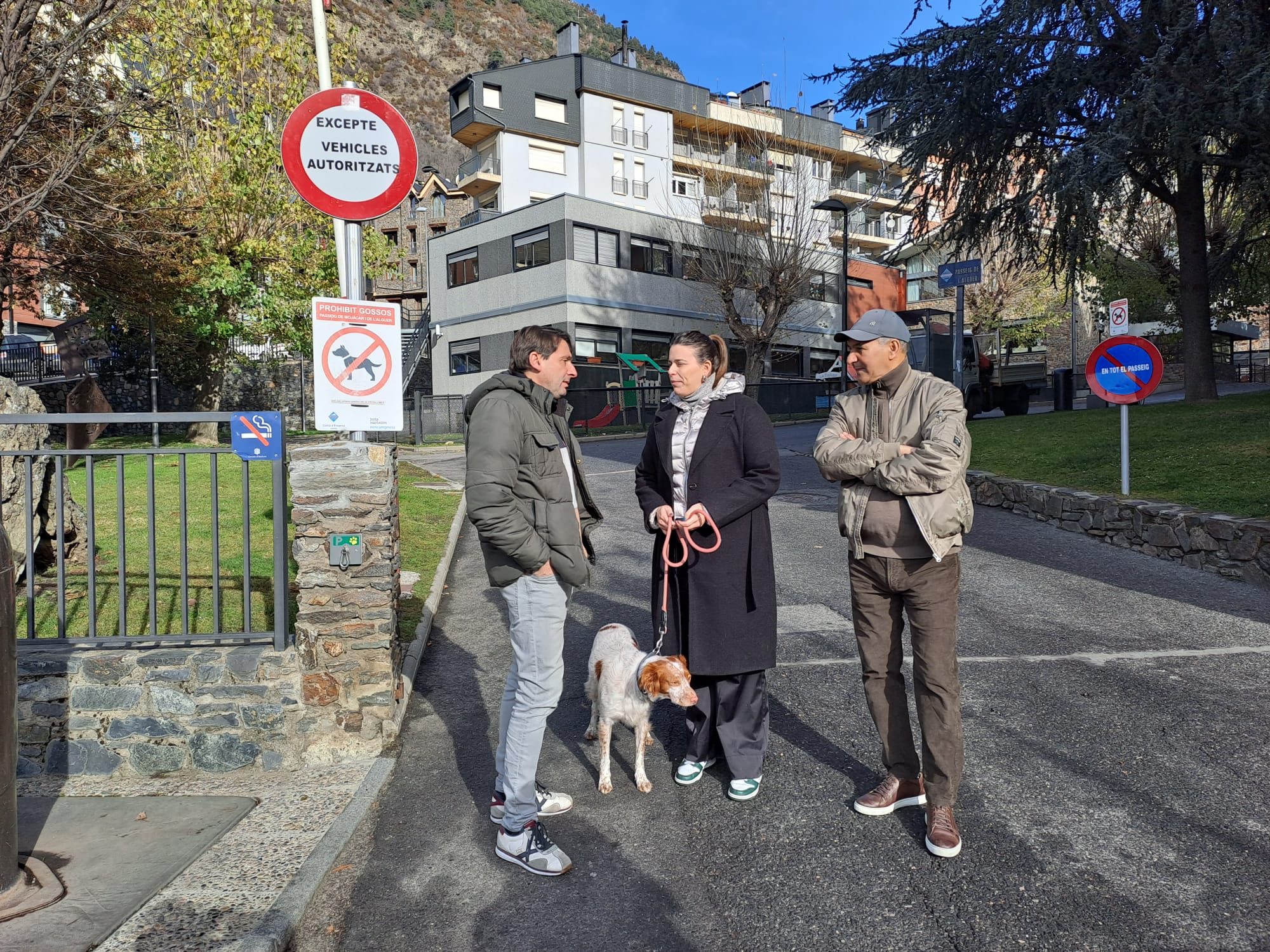 Gisela Escolà, al mig amb Eduard Ricard (dreta) i Mustafa Ben Moussa (esquerra).
