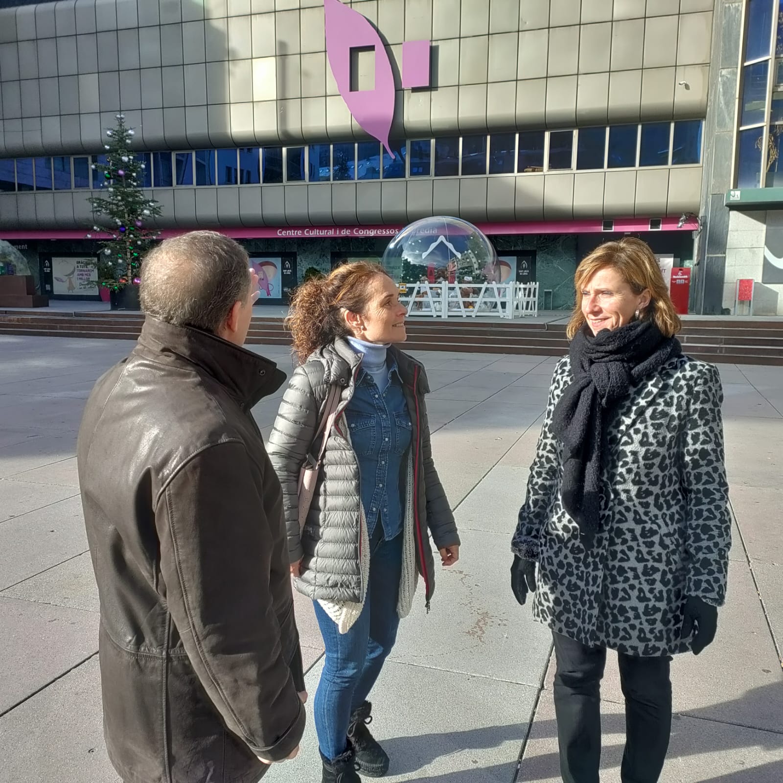 Josep Majoral, Sònia Carrillo i Mireia Codina aquest dilluns a la plaça de la Germandat.
