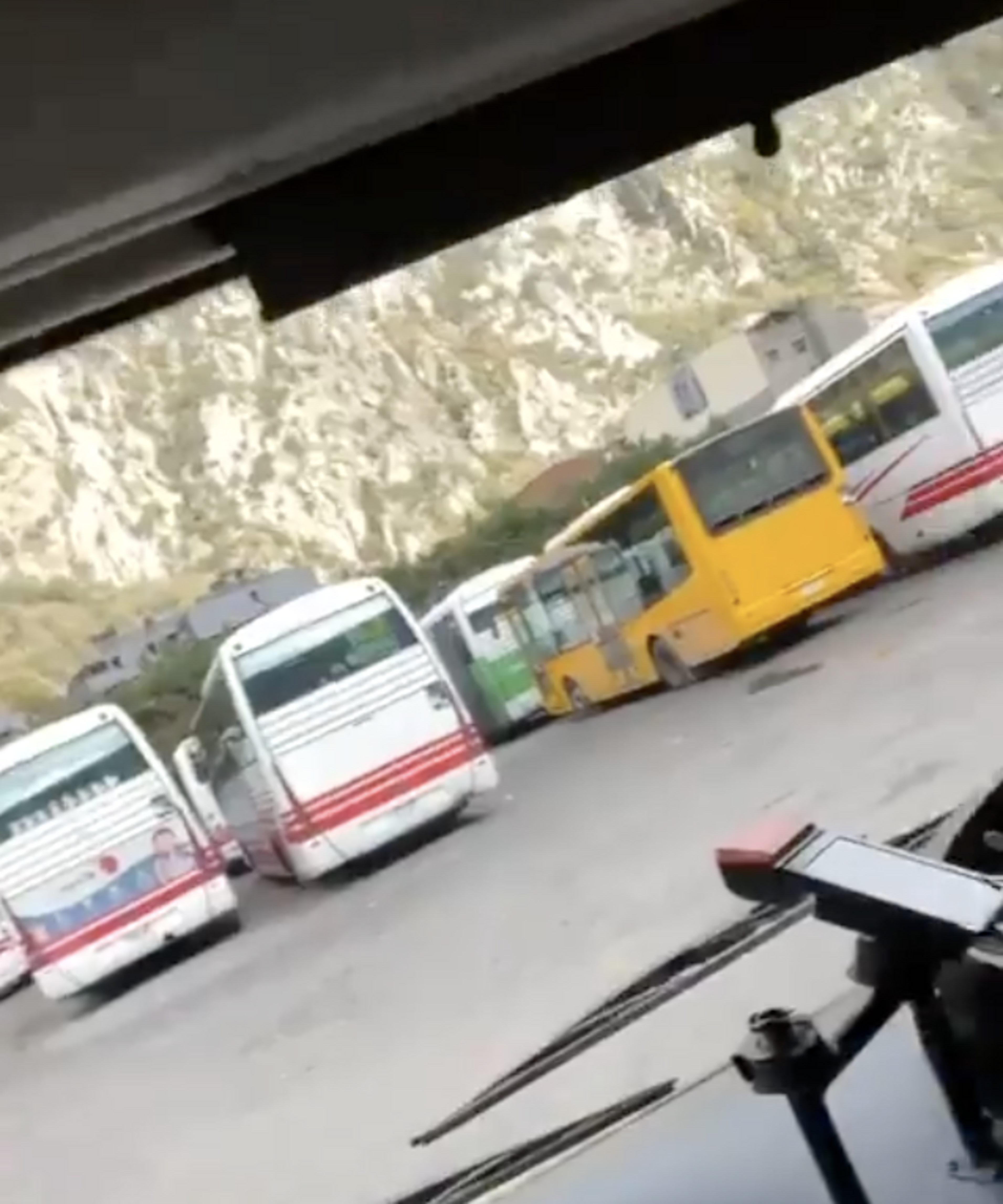 Vehicles estacionats vistos des de l'interior del bus on hauria quedat el jove que va gravar la imatge.