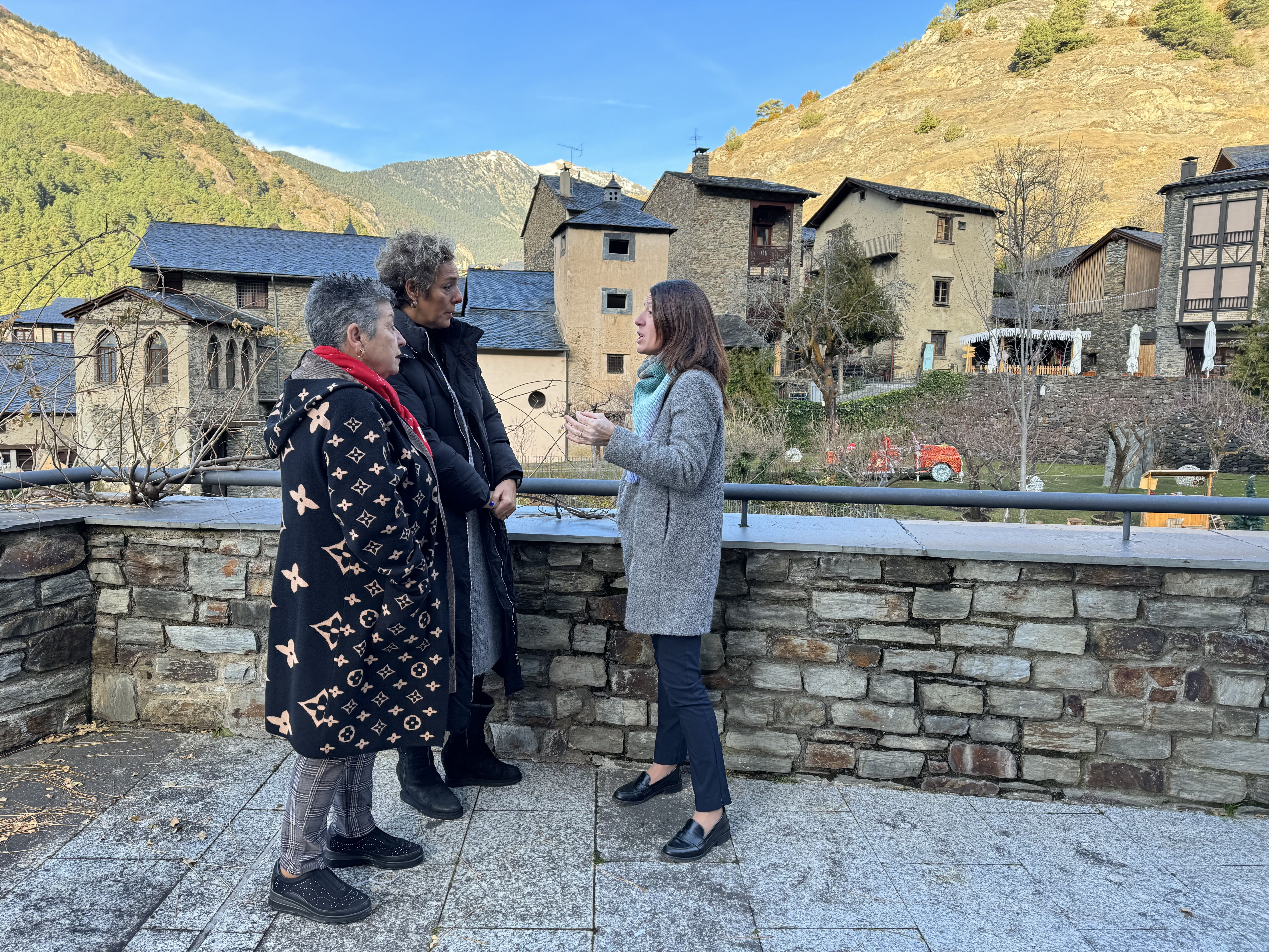 Coma parla amb Montolio i Rabadà als entorns de la Casa Pairal a Ordino